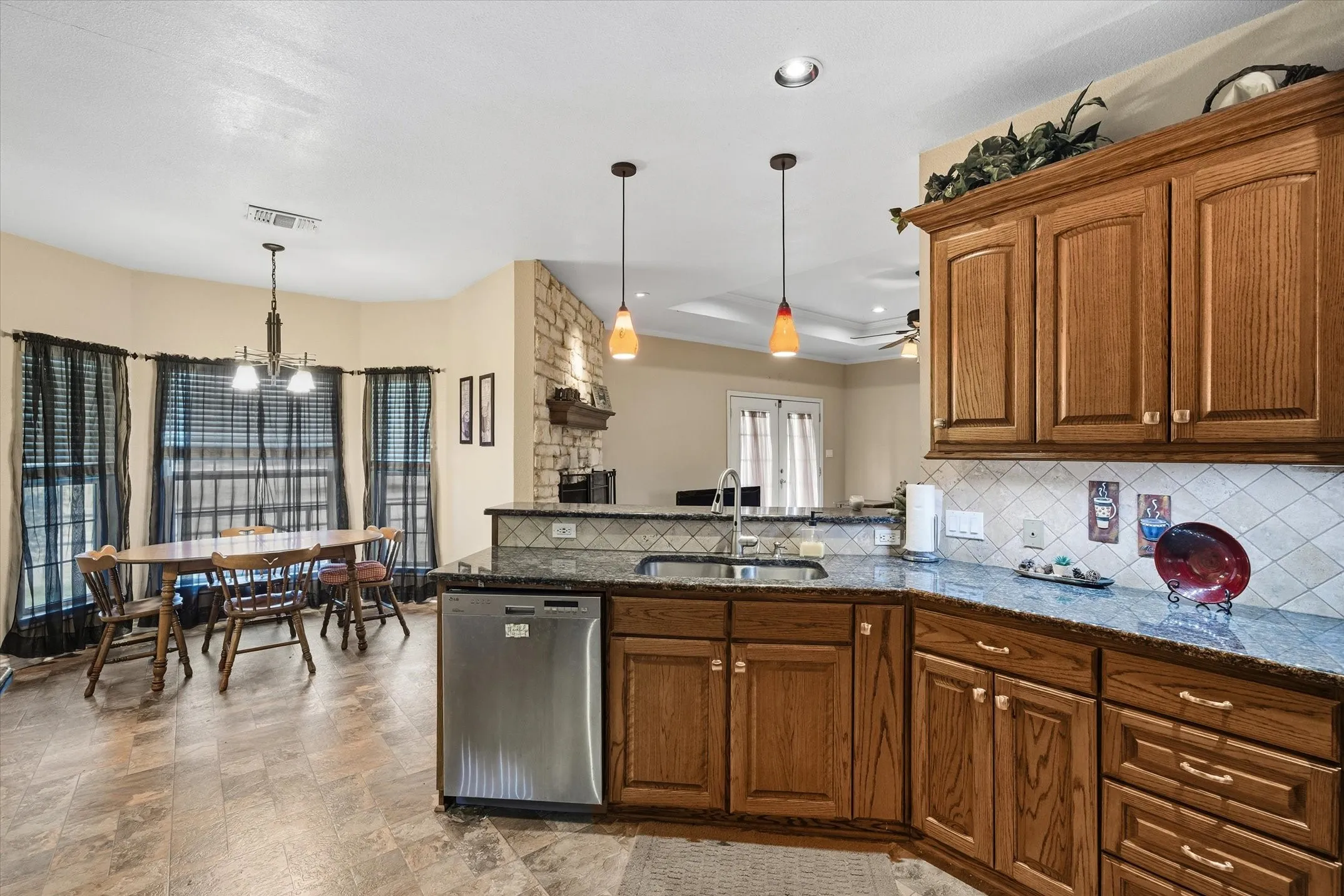 Single Family Residence For Sale in Kaufman County , 9111 County Road 313, Terrell, Texas 75161, 3 Bedroom, 2 Bathroom, 2 Garage spaces, 2,764 Sqft, built in 2011, mls#21318249, Real Estate Agent in Terrell, Homes For Sale in Kaufman county, Homes For Sale in Terrell, Realtor in Terrell Texas, Real Estate Brokerage Independent Realty Texas, Luminita Cordes Realtor