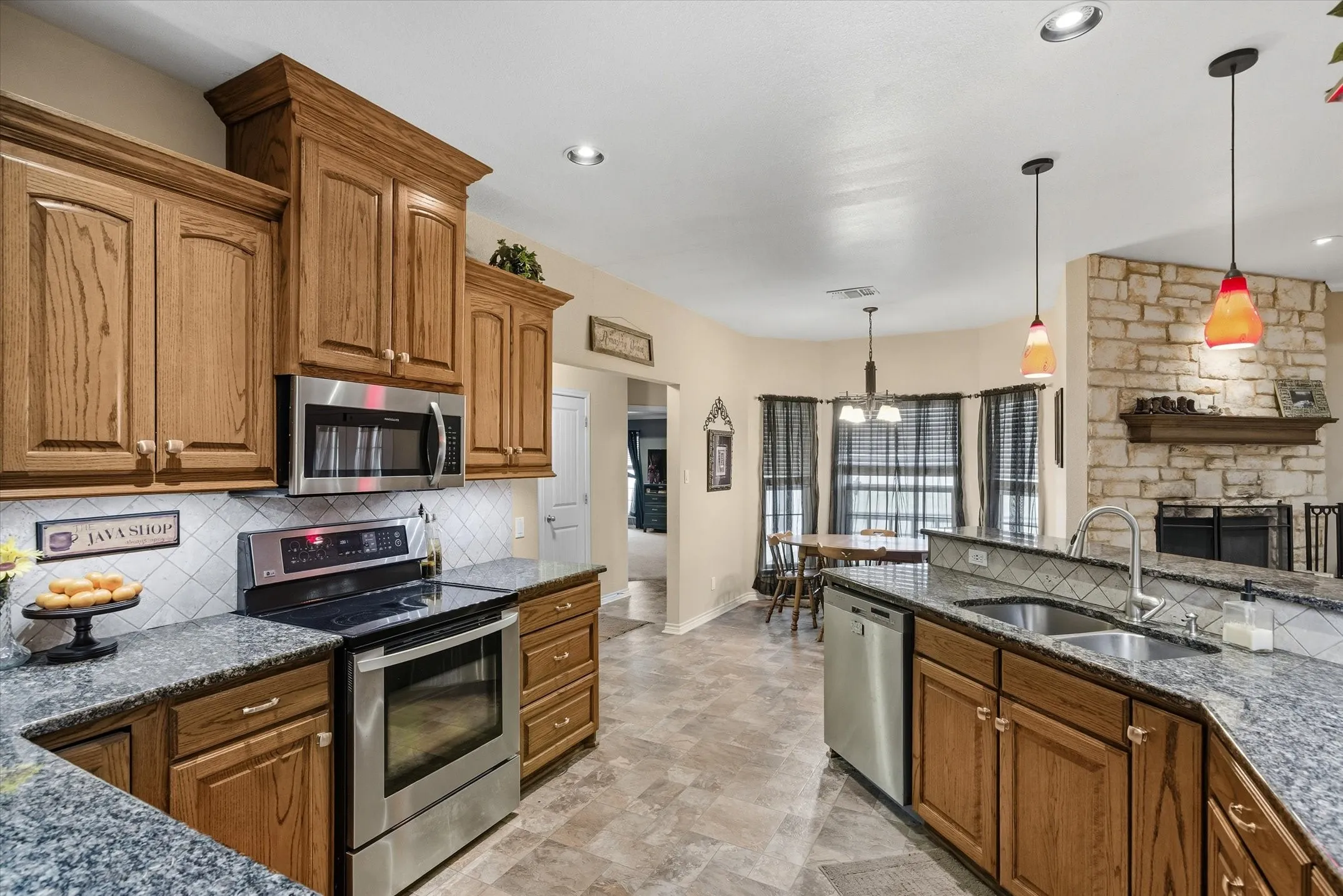 Single Family Residence For Sale in Kaufman County , 9111 County Road 313, Terrell, Texas 75161, 3 Bedroom, 2 Bathroom, 2 Garage spaces, 2,764 Sqft, built in 2011, mls#21318249, Real Estate Agent in Terrell, Homes For Sale in Kaufman county, Homes For Sale in Terrell, Realtor in Terrell Texas, Real Estate Brokerage Independent Realty Texas, Luminita Cordes Realtor