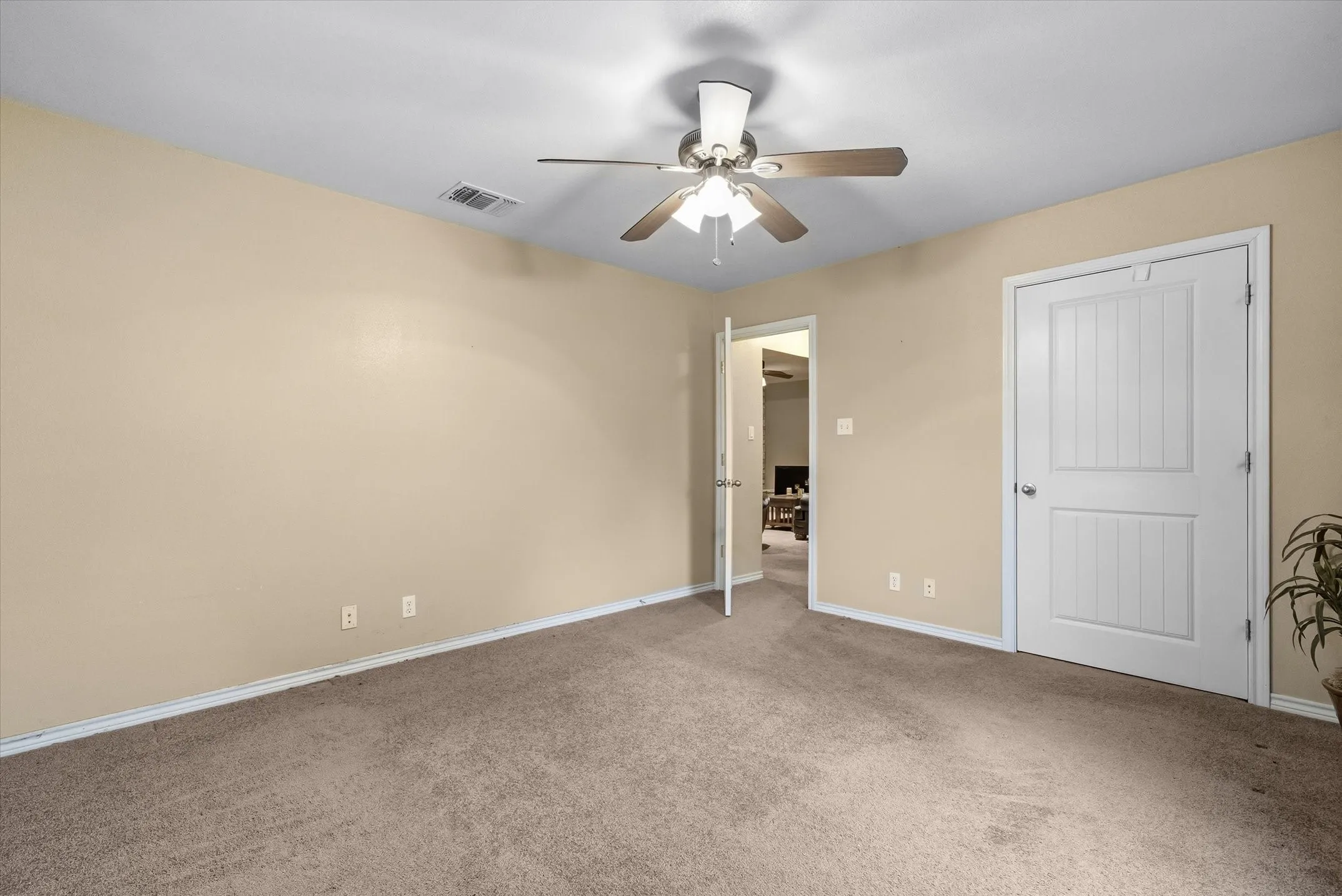 Single Family Residence For Sale in Kaufman County , 9111 County Road 313, Terrell, Texas 75161, 3 Bedroom, 2 Bathroom, 2 Garage spaces, 2,764 Sqft, built in 2011, mls#21318249, Real Estate Agent in Terrell, Homes For Sale in Kaufman county, Homes For Sale in Terrell, Realtor in Terrell Texas, Real Estate Brokerage Independent Realty Texas, Luminita Cordes Realtor
