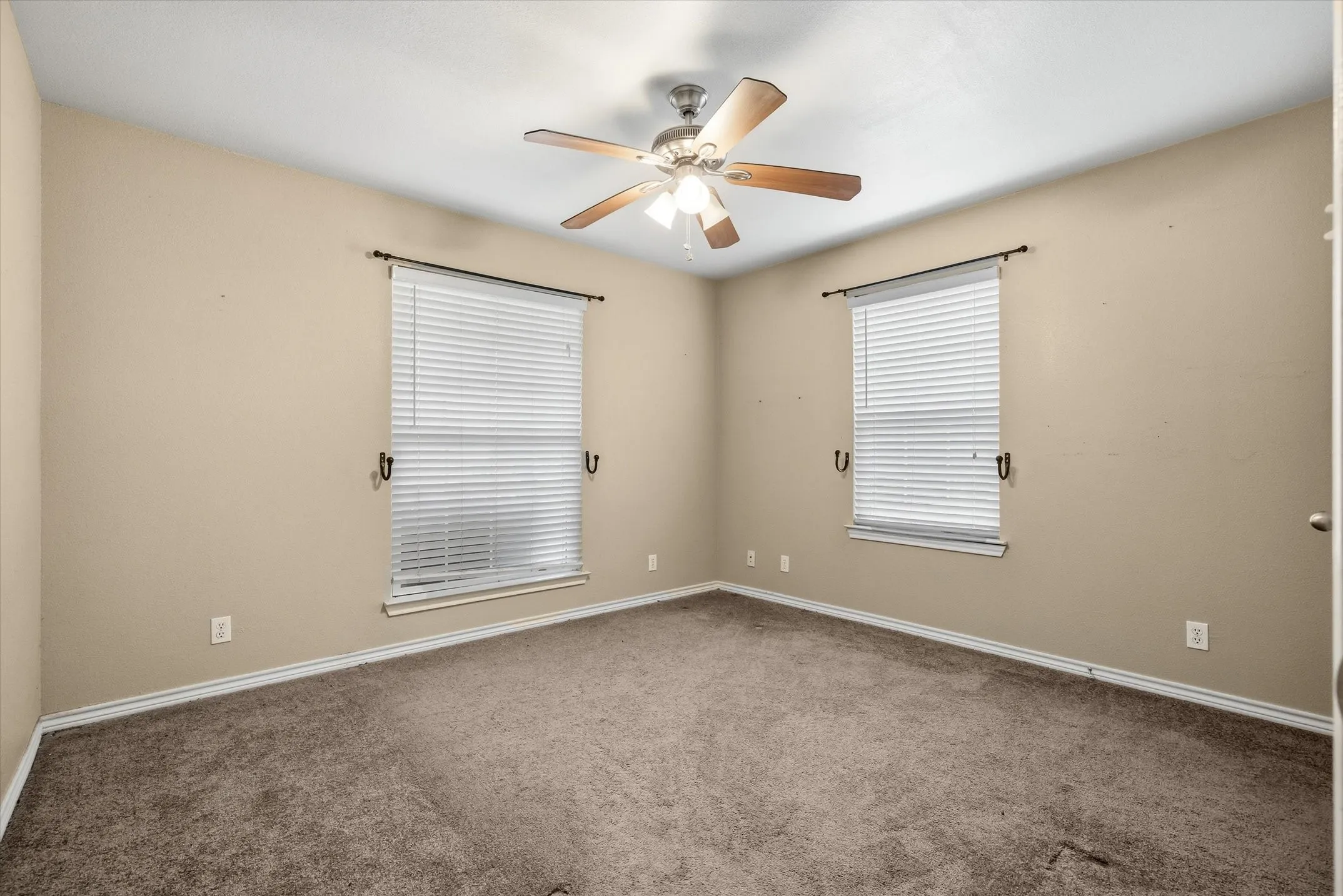 Single Family Residence For Sale in Kaufman County , 9111 County Road 313, Terrell, Texas 75161, 3 Bedroom, 2 Bathroom, 2 Garage spaces, 2,764 Sqft, built in 2011, mls#21318249, Real Estate Agent in Terrell, Homes For Sale in Kaufman county, Homes For Sale in Terrell, Realtor in Terrell Texas, Real Estate Brokerage Independent Realty Texas, Luminita Cordes Realtor