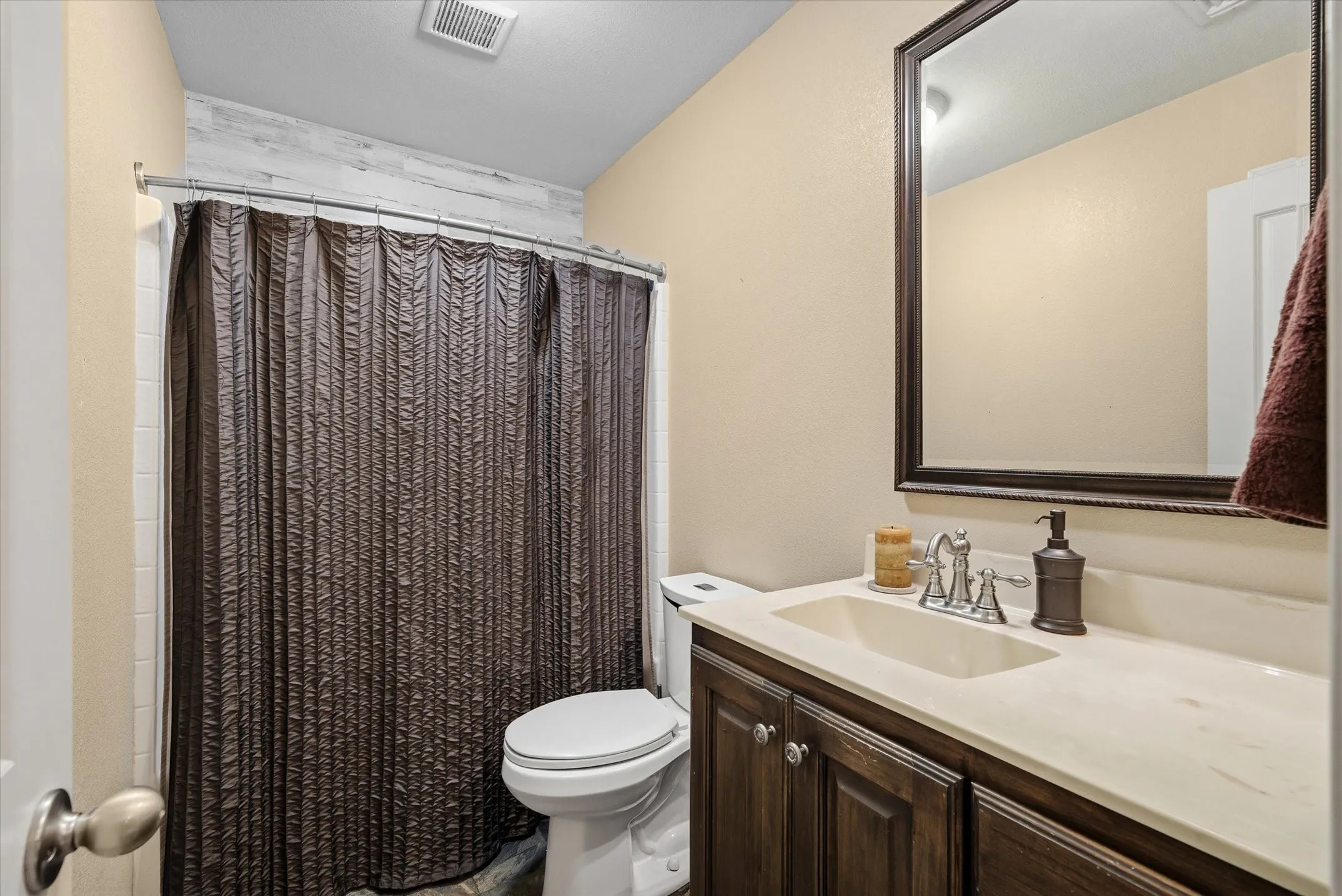 Single Family Residence For Sale in Kaufman County , 9111 County Road 313, Terrell, Texas 75161, 3 Bedroom, 2 Bathroom, 2 Garage spaces, 2,764 Sqft, built in 2011, mls#21318249, Real Estate Agent in Terrell, Homes For Sale in Kaufman county, Homes For Sale in Terrell, Realtor in Terrell Texas, Real Estate Brokerage Independent Realty Texas, Luminita Cordes Realtor