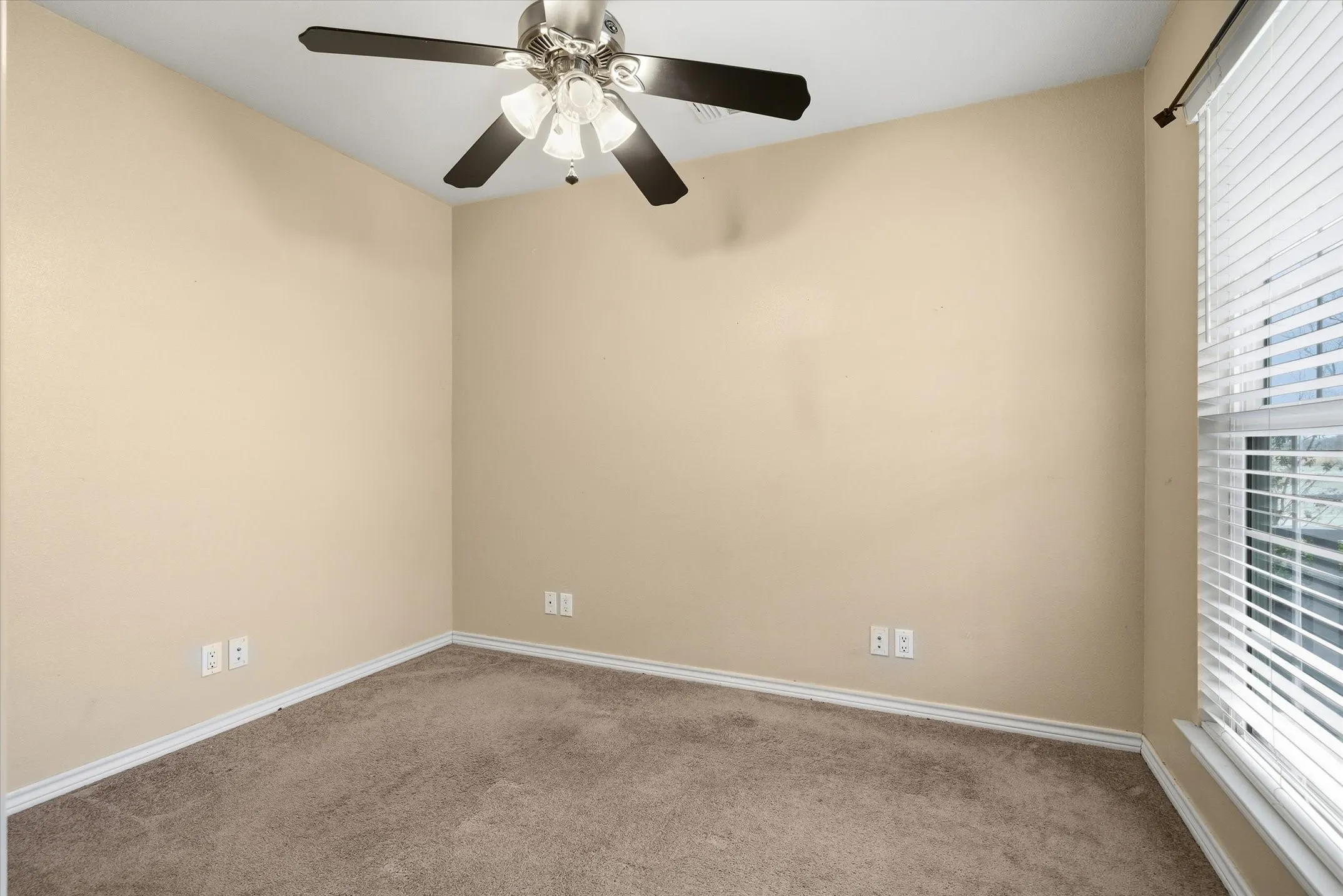 Single Family Residence For Sale in Kaufman County , 9111 County Road 313, Terrell, Texas 75161, 3 Bedroom, 2 Bathroom, 2 Garage spaces, 2,764 Sqft, built in 2011, mls#21318249, Real Estate Agent in Terrell, Homes For Sale in Kaufman county, Homes For Sale in Terrell, Realtor in Terrell Texas, Real Estate Brokerage Independent Realty Texas, Luminita Cordes Realtor