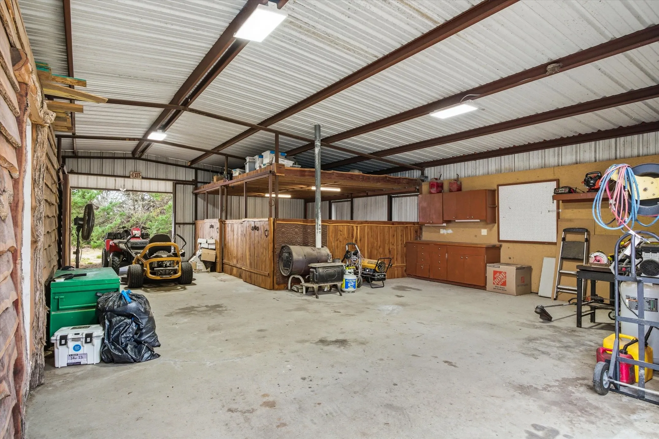 Single Family Residence For Sale in Kaufman County , 9111 County Road 313, Terrell, Texas 75161, 3 Bedroom, 2 Bathroom, 2 Garage spaces, 2,764 Sqft, built in 2011, mls#21318249, Real Estate Agent in Terrell, Homes For Sale in Kaufman county, Homes For Sale in Terrell, Realtor in Terrell Texas, Real Estate Brokerage Independent Realty Texas, Luminita Cordes Realtor