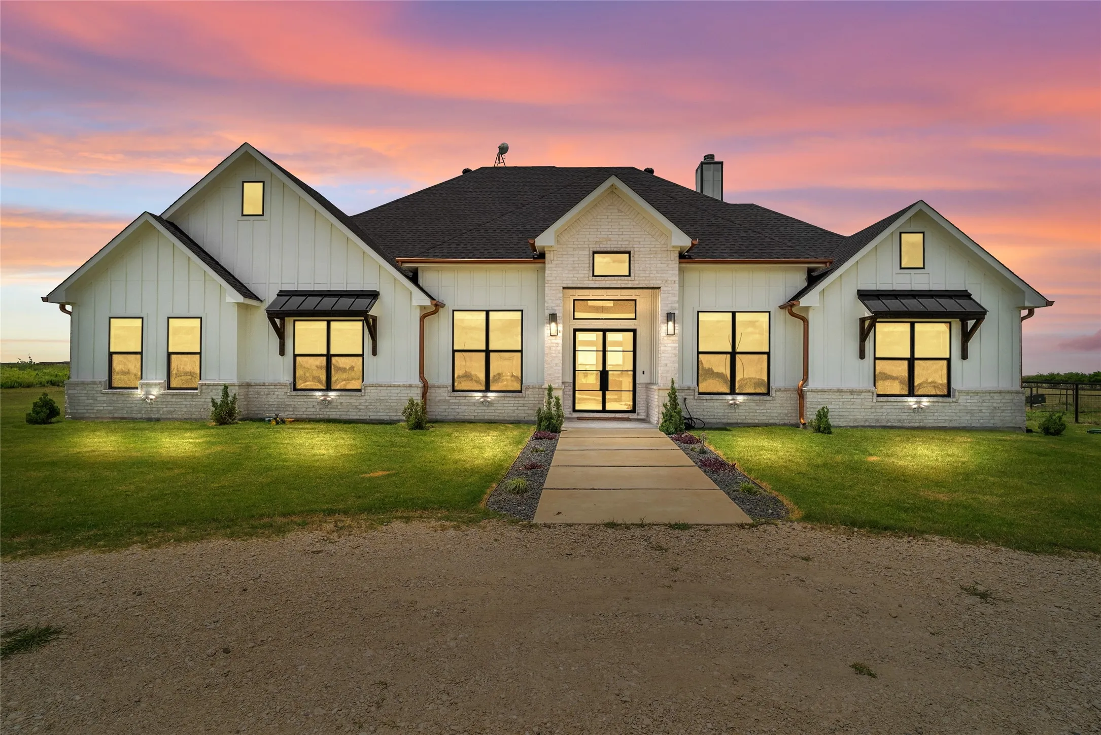 Farm For Sale in Ellis County , 850 Cooke Road, Ennis, Texas 75119, 4 Bedroom, 3 Bathroom, 2 Garage spaces, 2,785 Sqft, built in 2023, mls#21316620, Real Estate Agent in Ennis, Homes For Sale in Ellis county, Homes For Sale in Ennis, Realtor in Ennis Texas, Real Estate Brokerage Independent Realty Texas, Luminita Cordes Realtor