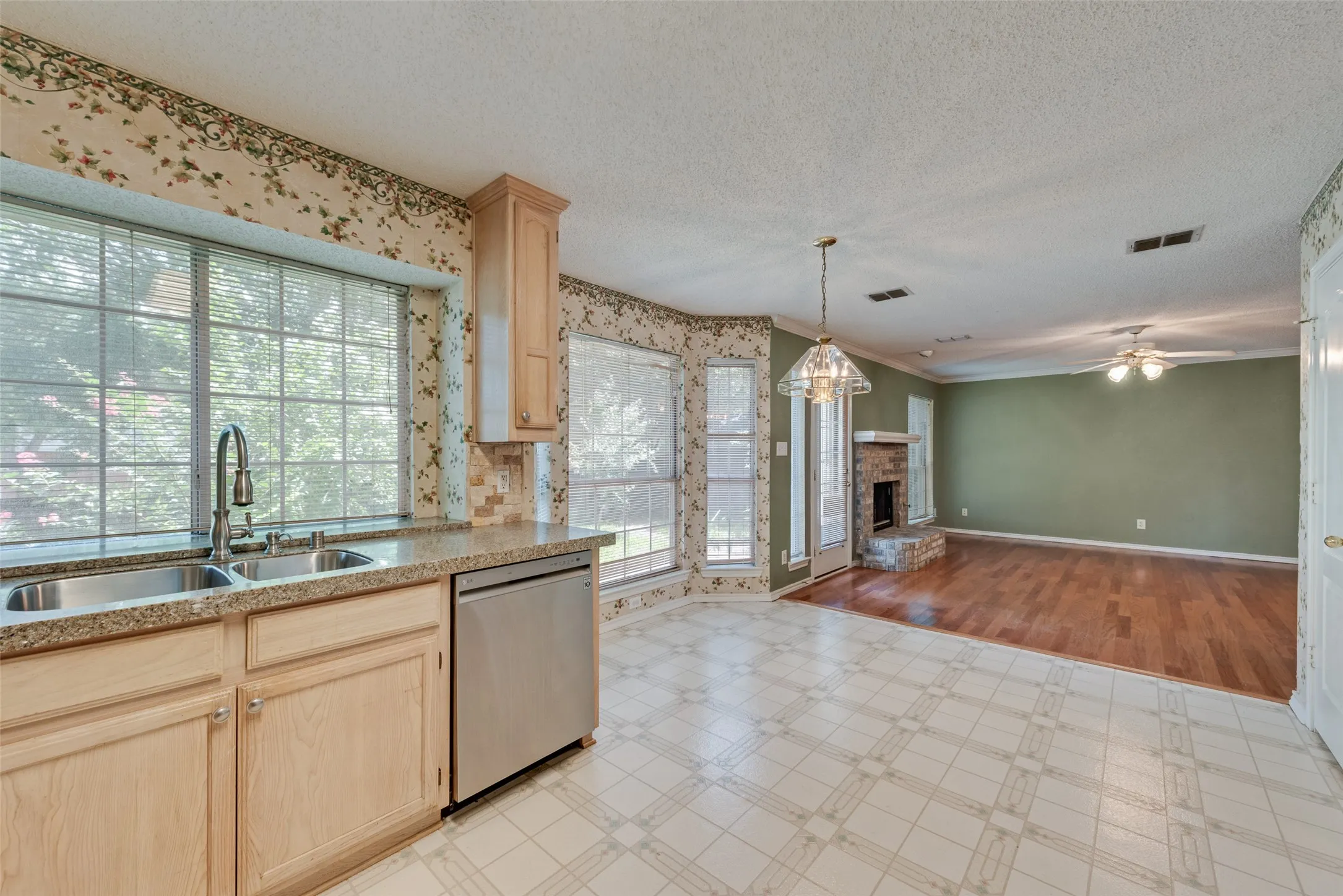 Single Family Residence For Sale in Denton County , 1936 Robin Lane, Flower Mound, Texas 75028, 3 Bedroom, 2 Bathroom, 2 Garage spaces, 1,920 Sqft, built in 1993, mls#21315251, Real Estate Agent in Flower Mound, Homes For Sale in Denton county, Homes For Sale in Flower Mound, Realtor in Flower Mound Texas, Real Estate Brokerage Independent Realty Texas, Luminita Cordes Realtor