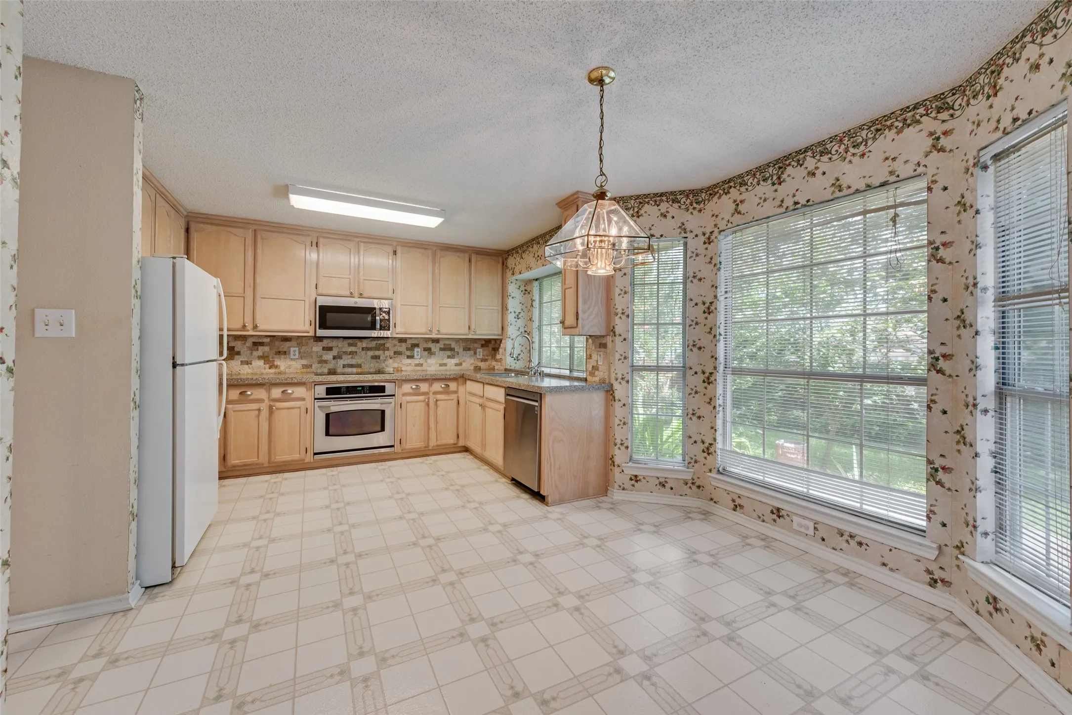 Single Family Residence For Sale in Denton County , 1936 Robin Lane, Flower Mound, Texas 75028, 3 Bedroom, 2 Bathroom, 2 Garage spaces, 1,920 Sqft, built in 1993, mls#21315251, Real Estate Agent in Flower Mound, Homes For Sale in Denton county, Homes For Sale in Flower Mound, Realtor in Flower Mound Texas, Real Estate Brokerage Independent Realty Texas, Luminita Cordes Realtor