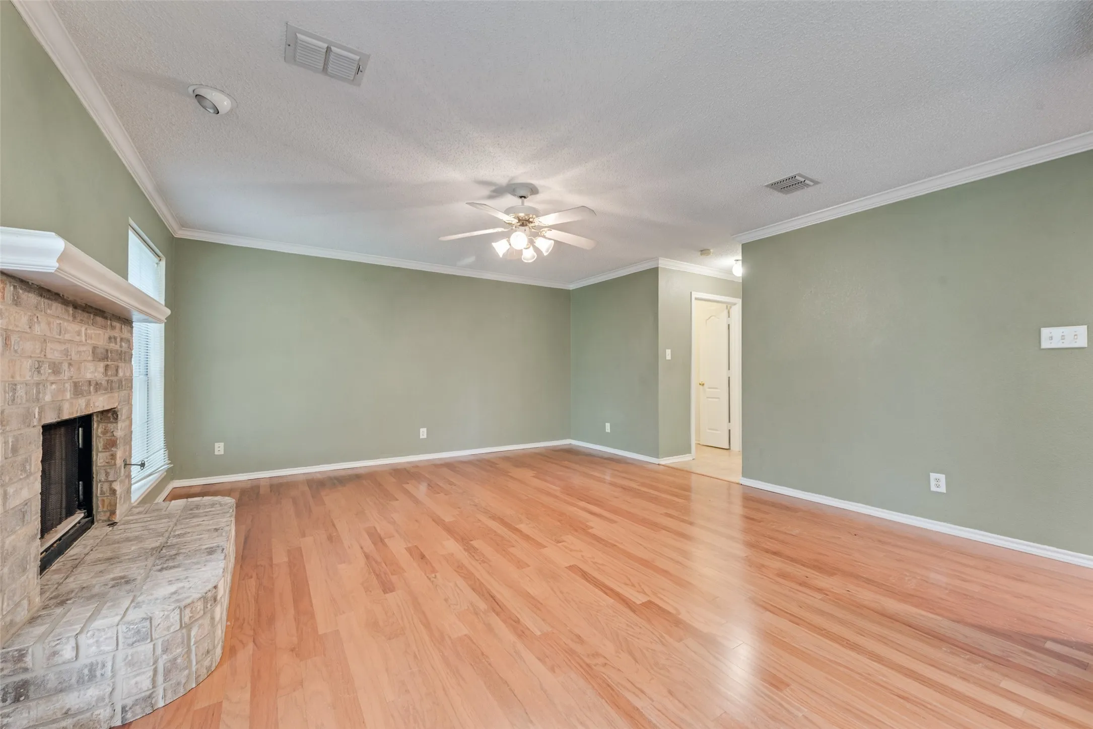Single Family Residence For Sale in Denton County , 1936 Robin Lane, Flower Mound, Texas 75028, 3 Bedroom, 2 Bathroom, 2 Garage spaces, 1,920 Sqft, built in 1993, mls#21315251, Real Estate Agent in Flower Mound, Homes For Sale in Denton county, Homes For Sale in Flower Mound, Realtor in Flower Mound Texas, Real Estate Brokerage Independent Realty Texas, Luminita Cordes Realtor