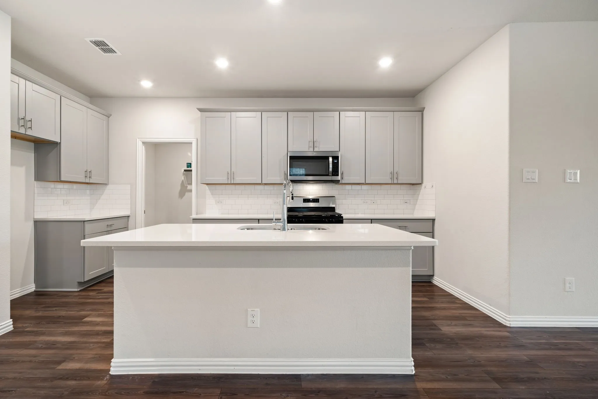 Single Family Residence For Sale in Collin County , 208 Mountain Meadow Lane, Princeton, Texas 75071, 4 Bedroom, 3 Bathroom, 2 Garage spaces, 2,337 Sqft, built in 2022, mls#21314877, Real Estate Agent in Princeton, Homes For Sale in Collin county, Homes For Sale in Princeton, Realtor in Princeton Texas, Real Estate Brokerage Independent Realty Texas, Luminita Cordes Realtor