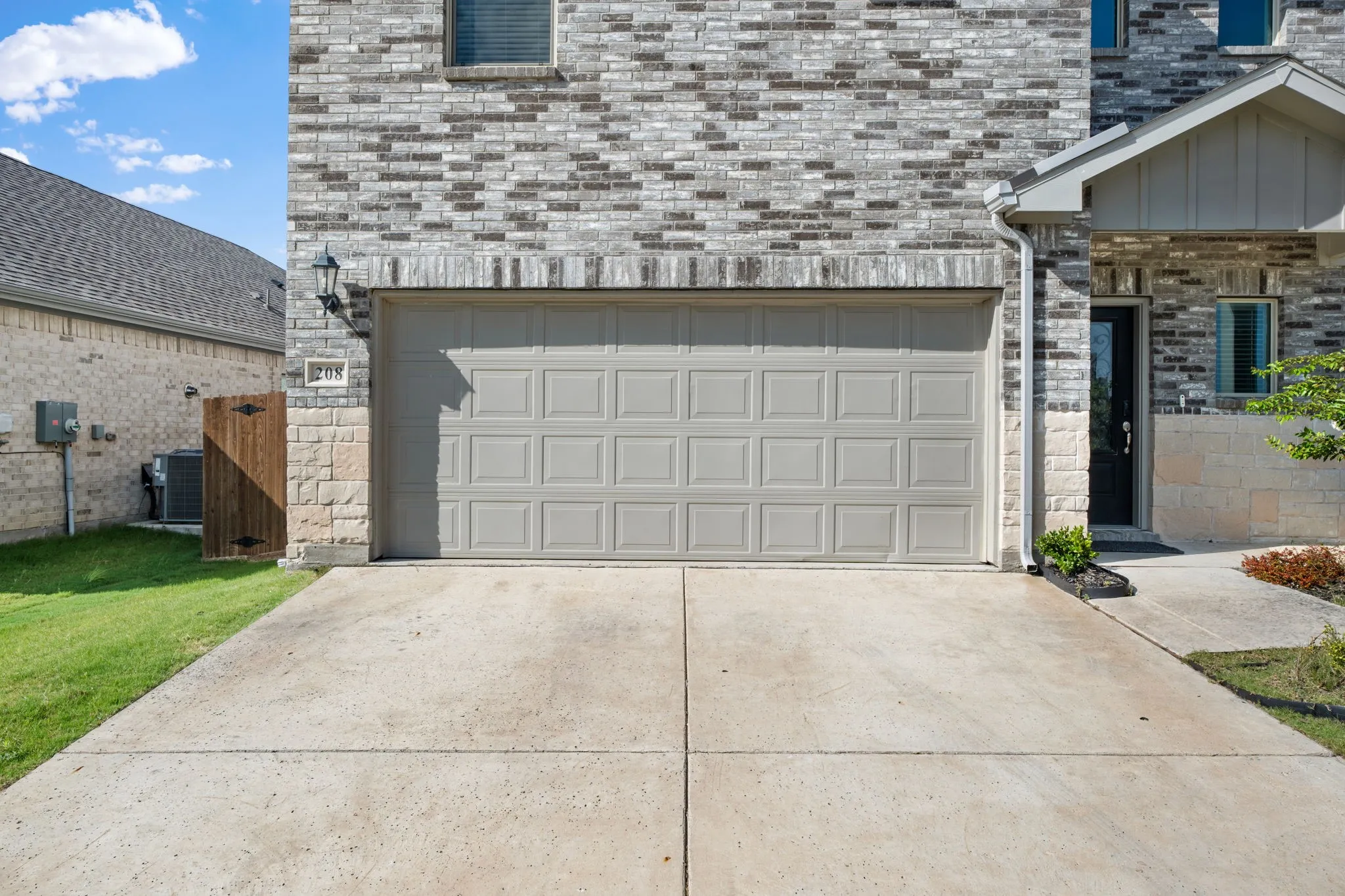 Single Family Residence For Sale in Collin County , 208 Mountain Meadow Lane, Princeton, Texas 75071, 4 Bedroom, 3 Bathroom, 2 Garage spaces, 2,337 Sqft, built in 2022, mls#21314877, Real Estate Agent in Princeton, Homes For Sale in Collin county, Homes For Sale in Princeton, Realtor in Princeton Texas, Real Estate Brokerage Independent Realty Texas, Luminita Cordes Realtor