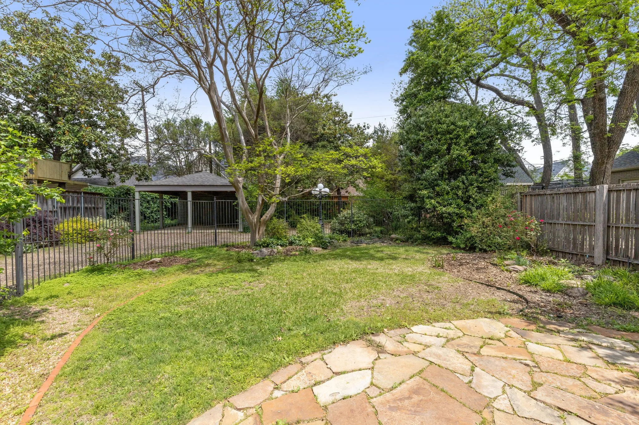 Single Family Residence For Sale in Dallas County , 3860 Mockingbird Lane, Highland Park, Texas 75205, 3 Bedroom, 3 Bathroom, Garage spaces, 2,320 Sqft, built in 1922, mls#21315796, Real Estate Agent in Highland Park, Homes For Sale in Dallas county, Homes For Sale in Highland Park, Realtor in Highland Park Texas, Real Estate Brokerage Independent Realty Texas, Luminita Cordes Realtor