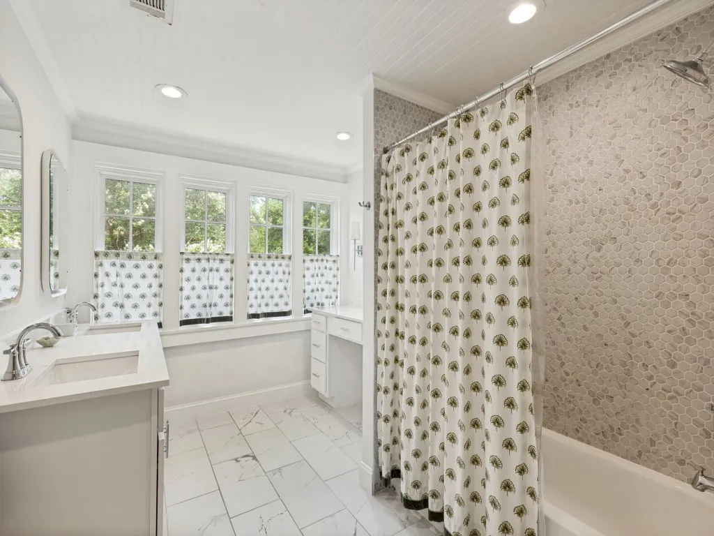 Single Family Residence For Sale in Dallas County , 3860 Mockingbird Lane, Highland Park, Texas 75205, 3 Bedroom, 3 Bathroom, Garage spaces, 2,320 Sqft, built in 1922, mls#21315796, Real Estate Agent in Highland Park, Homes For Sale in Dallas county, Homes For Sale in Highland Park, Realtor in Highland Park Texas, Real Estate Brokerage Independent Realty Texas, Luminita Cordes Realtor