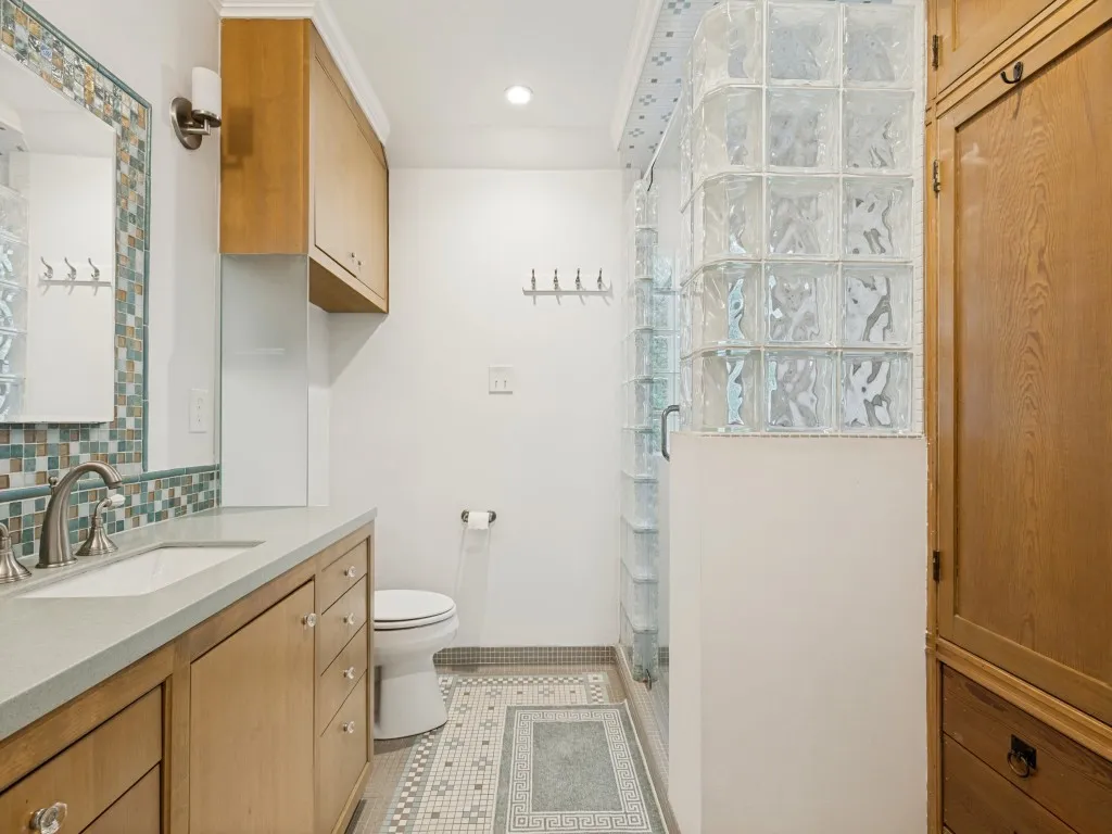 Single Family Residence For Sale in Dallas County , 3860 Mockingbird Lane, Highland Park, Texas 75205, 3 Bedroom, 3 Bathroom, Garage spaces, 2,320 Sqft, built in 1922, mls#21315796, Real Estate Agent in Highland Park, Homes For Sale in Dallas county, Homes For Sale in Highland Park, Realtor in Highland Park Texas, Real Estate Brokerage Independent Realty Texas, Luminita Cordes Realtor