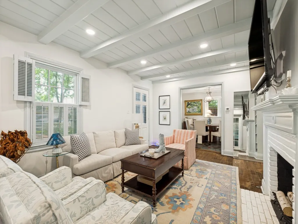 Single Family Residence For Sale in Dallas County , 3860 Mockingbird Lane, Highland Park, Texas 75205, 3 Bedroom, 3 Bathroom, Garage spaces, 2,320 Sqft, built in 1922, mls#21315796, Real Estate Agent in Highland Park, Homes For Sale in Dallas county, Homes For Sale in Highland Park, Realtor in Highland Park Texas, Real Estate Brokerage Independent Realty Texas, Luminita Cordes Realtor