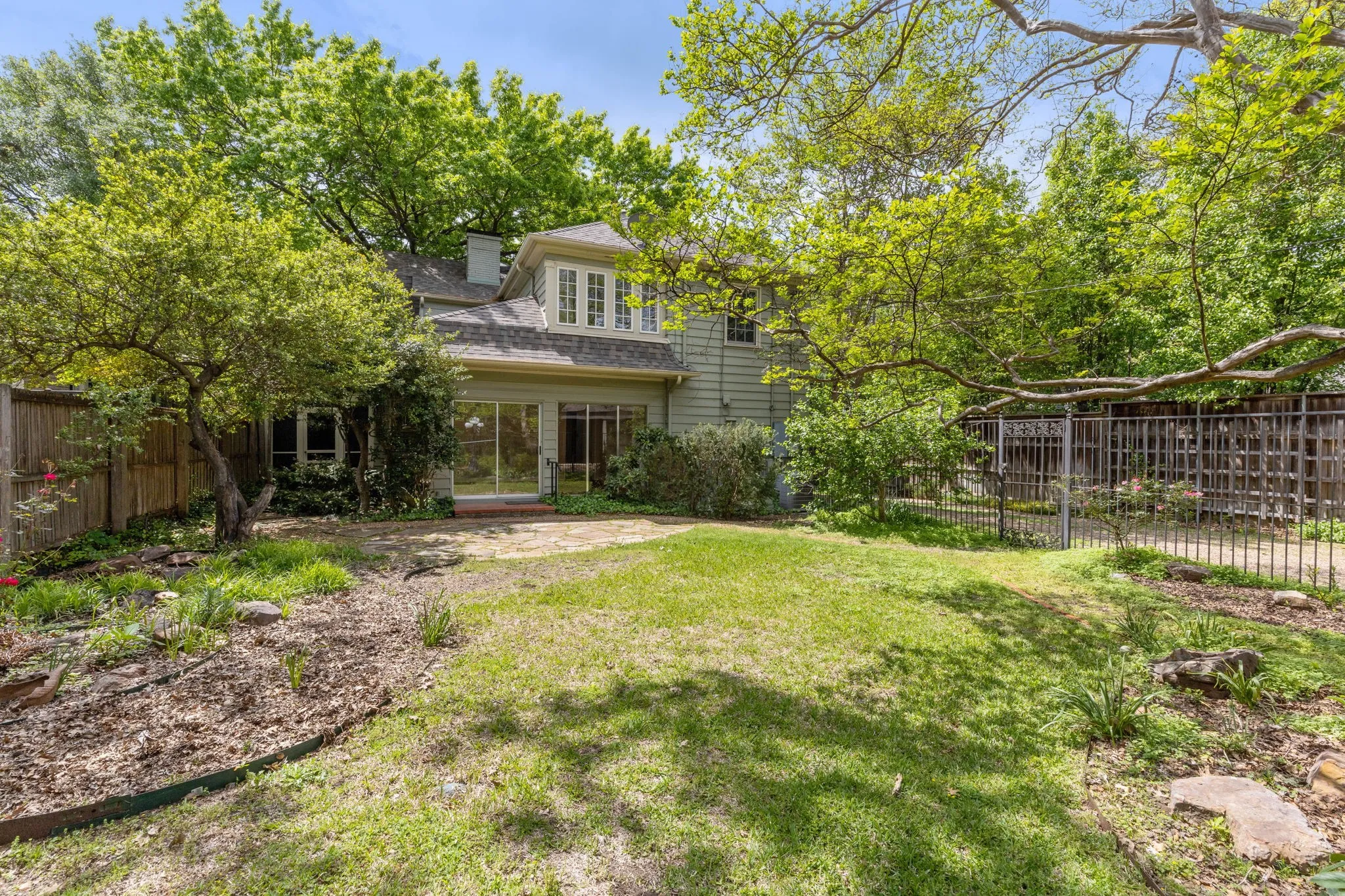 Single Family Residence For Sale in Dallas County , 3860 Mockingbird Lane, Highland Park, Texas 75205, 3 Bedroom, 3 Bathroom, Garage spaces, 2,320 Sqft, built in 1922, mls#21315796, Real Estate Agent in Highland Park, Homes For Sale in Dallas county, Homes For Sale in Highland Park, Realtor in Highland Park Texas, Real Estate Brokerage Independent Realty Texas, Luminita Cordes Realtor