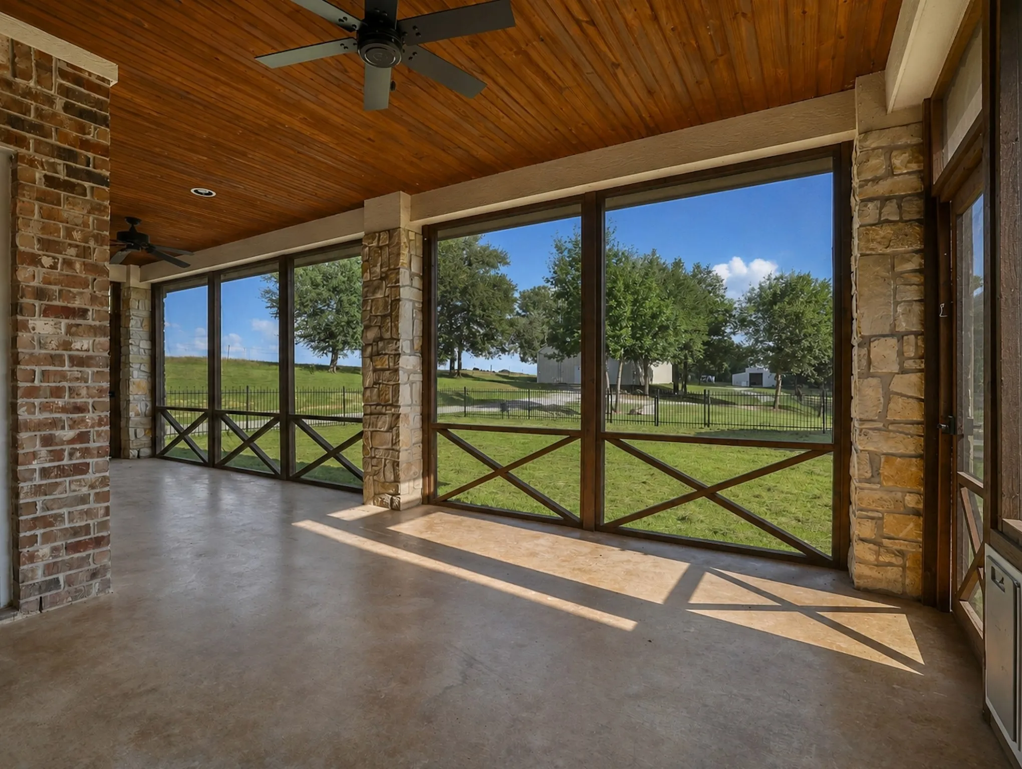Single Family Residence For Sale in Collin County , 16900 County Road 706, Leonard, Texas 75452, 3 Bedroom, 3 Bathroom, 2 Garage spaces, 2,552 Sqft, built in 2008, mls#21282258, Real Estate Agent in Leonard, Homes For Sale in Collin county, Homes For Sale in Leonard, Realtor in Leonard Texas, Real Estate Brokerage Independent Realty Texas, Luminita Cordes Realtor