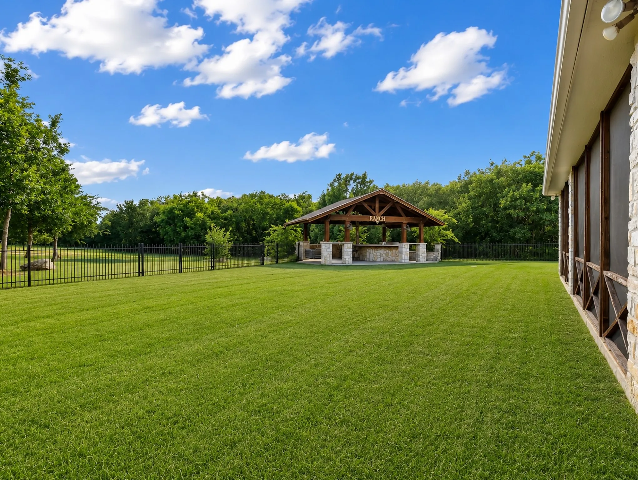 Single Family Residence For Sale in Collin County , 16900 County Road 706, Leonard, Texas 75452, 3 Bedroom, 3 Bathroom, 2 Garage spaces, 2,552 Sqft, built in 2008, mls#21282258, Real Estate Agent in Leonard, Homes For Sale in Collin county, Homes For Sale in Leonard, Realtor in Leonard Texas, Real Estate Brokerage Independent Realty Texas, Luminita Cordes Realtor