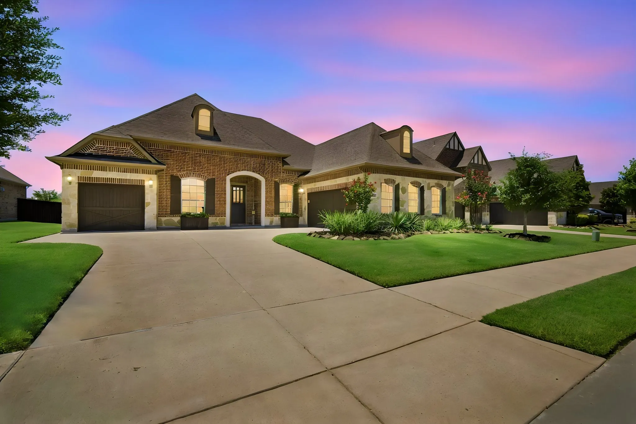 Single Family Residence For Sale in Rockwall County , 425 Emerson Drive, Rockwall, Texas 75087, 4 Bedroom, 5 Bathroom, 3 Garage spaces, 3,125 Sqft, built in 2018, mls#21315117, Real Estate Agent in Rockwall, Homes For Sale in Rockwall county, Homes For Sale in Rockwall, Realtor in Rockwall Texas, Real Estate Brokerage Independent Realty Texas, Luminita Cordes Realtor