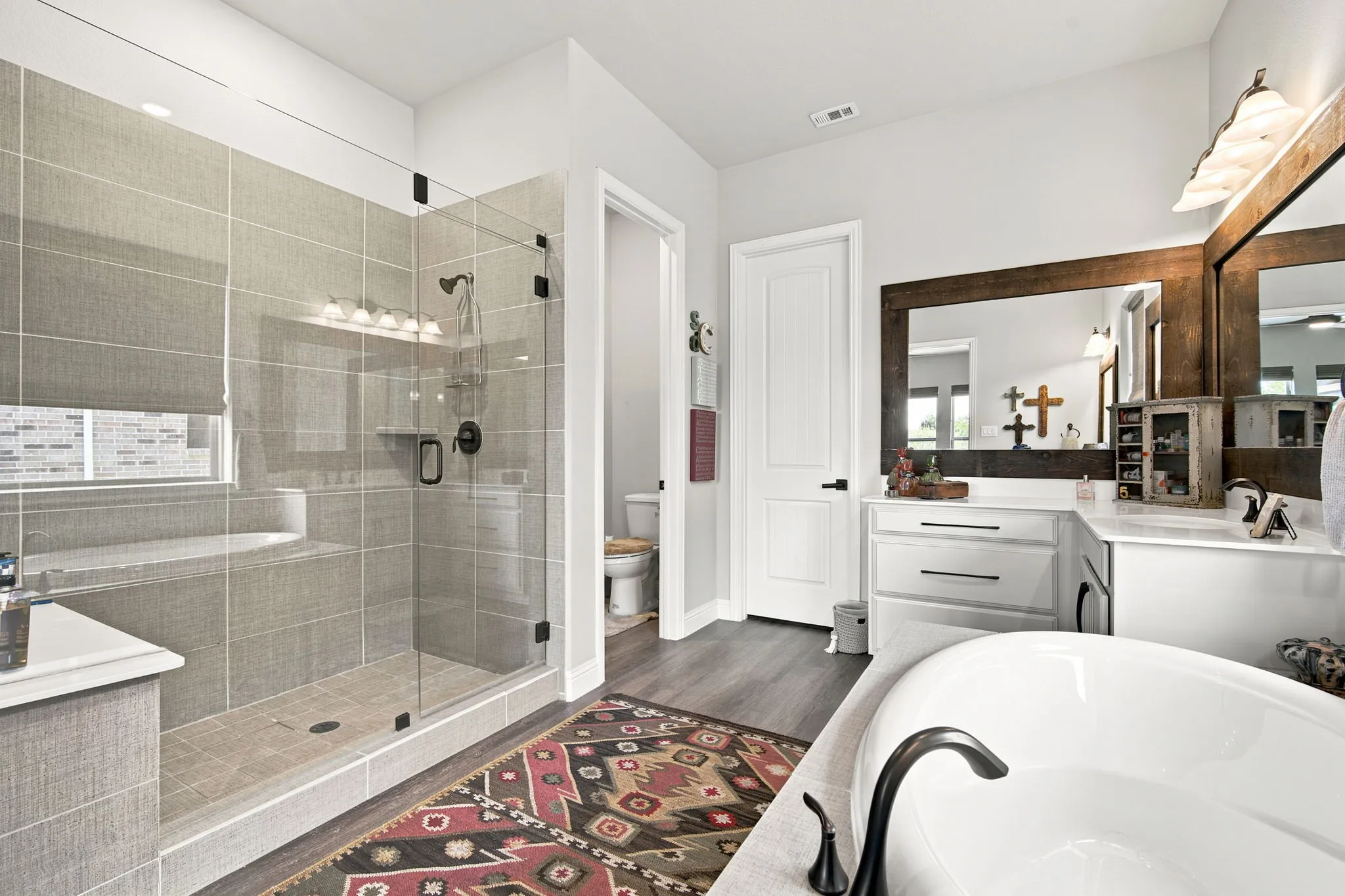 Single Family Residence For Sale in Rockwall County , 425 Emerson Drive, Rockwall, Texas 75087, 4 Bedroom, 5 Bathroom, 3 Garage spaces, 3,125 Sqft, built in 2018, mls#21315117, Real Estate Agent in Rockwall, Homes For Sale in Rockwall county, Homes For Sale in Rockwall, Realtor in Rockwall Texas, Real Estate Brokerage Independent Realty Texas, Luminita Cordes Realtor