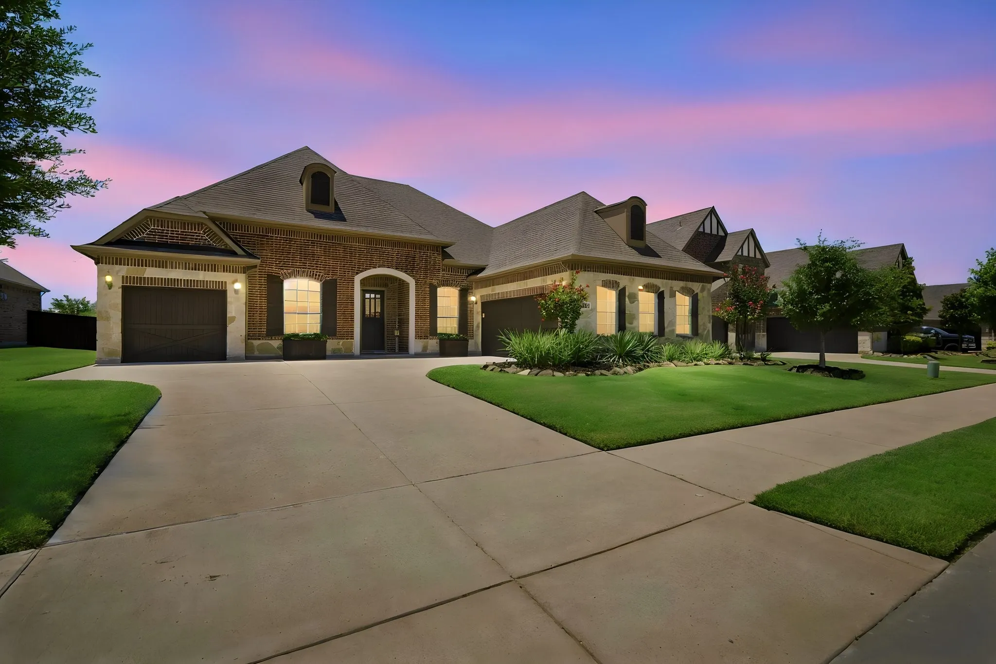 Single Family Residence For Sale in Rockwall County , 425 Emerson Drive, Rockwall, Texas 75087, 4 Bedroom, 5 Bathroom, 3 Garage spaces, 3,125 Sqft, built in 2018, mls#21315117, Real Estate Agent in Rockwall, Homes For Sale in Rockwall county, Homes For Sale in Rockwall, Realtor in Rockwall Texas, Real Estate Brokerage Independent Realty Texas, Luminita Cordes Realtor