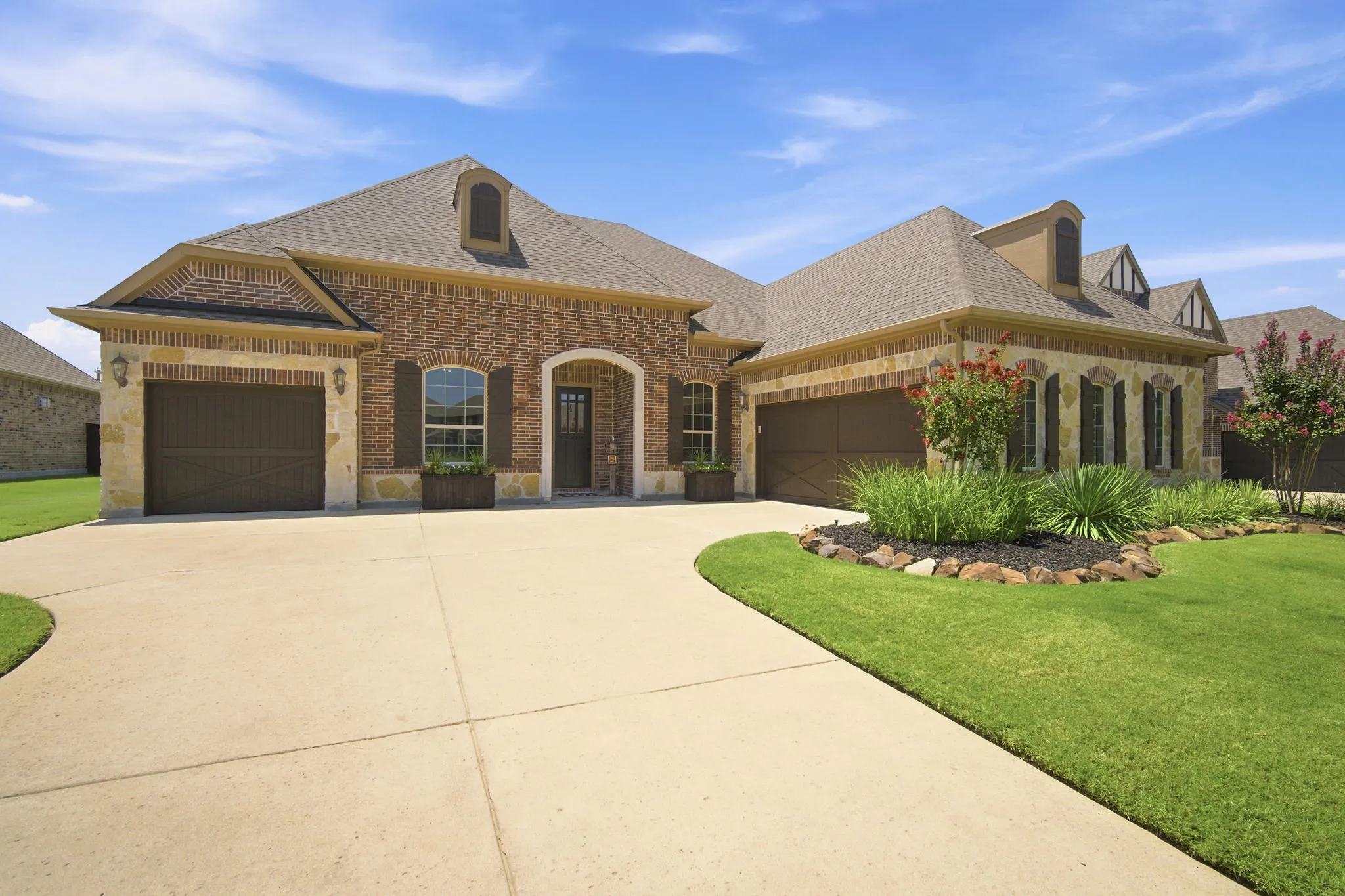 Single Family Residence For Sale in Rockwall County , 425 Emerson Drive, Rockwall, Texas 75087, 4 Bedroom, 5 Bathroom, 3 Garage spaces, 3,125 Sqft, built in 2018, mls#21315117, Real Estate Agent in Rockwall, Homes For Sale in Rockwall county, Homes For Sale in Rockwall, Realtor in Rockwall Texas, Real Estate Brokerage Independent Realty Texas, Luminita Cordes Realtor