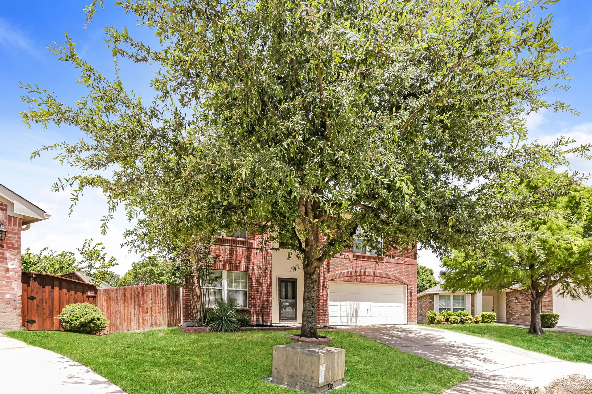 Single Family Residence For Sale in Tarrant County , 9233 Monument Court, Fort Worth, Texas 76244, 4 Bedroom, 3 Bathroom, 2 Garage spaces, 2,708 Sqft, built in 2005, mls#21310999, Real Estate Agent in Fort Worth, Homes For Sale in Tarrant county, Homes For Sale in Fort Worth, Realtor in Fort Worth Texas, Real Estate Brokerage Independent Realty Texas, Luminita Cordes Realtor