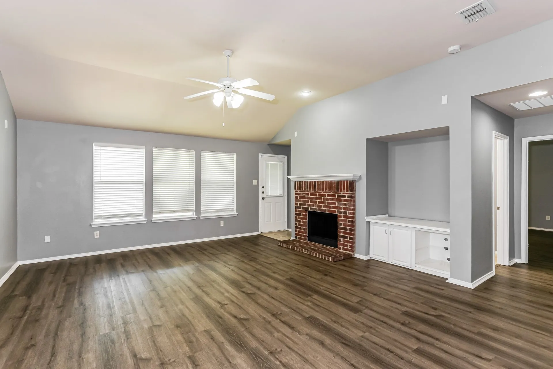 Single Family Residence For Sale in Tarrant County , 9233 Monument Court, Fort Worth, Texas 76244, 4 Bedroom, 3 Bathroom, 2 Garage spaces, 2,708 Sqft, built in 2005, mls#21310999, Real Estate Agent in Fort Worth, Homes For Sale in Tarrant county, Homes For Sale in Fort Worth, Realtor in Fort Worth Texas, Real Estate Brokerage Independent Realty Texas, Luminita Cordes Realtor