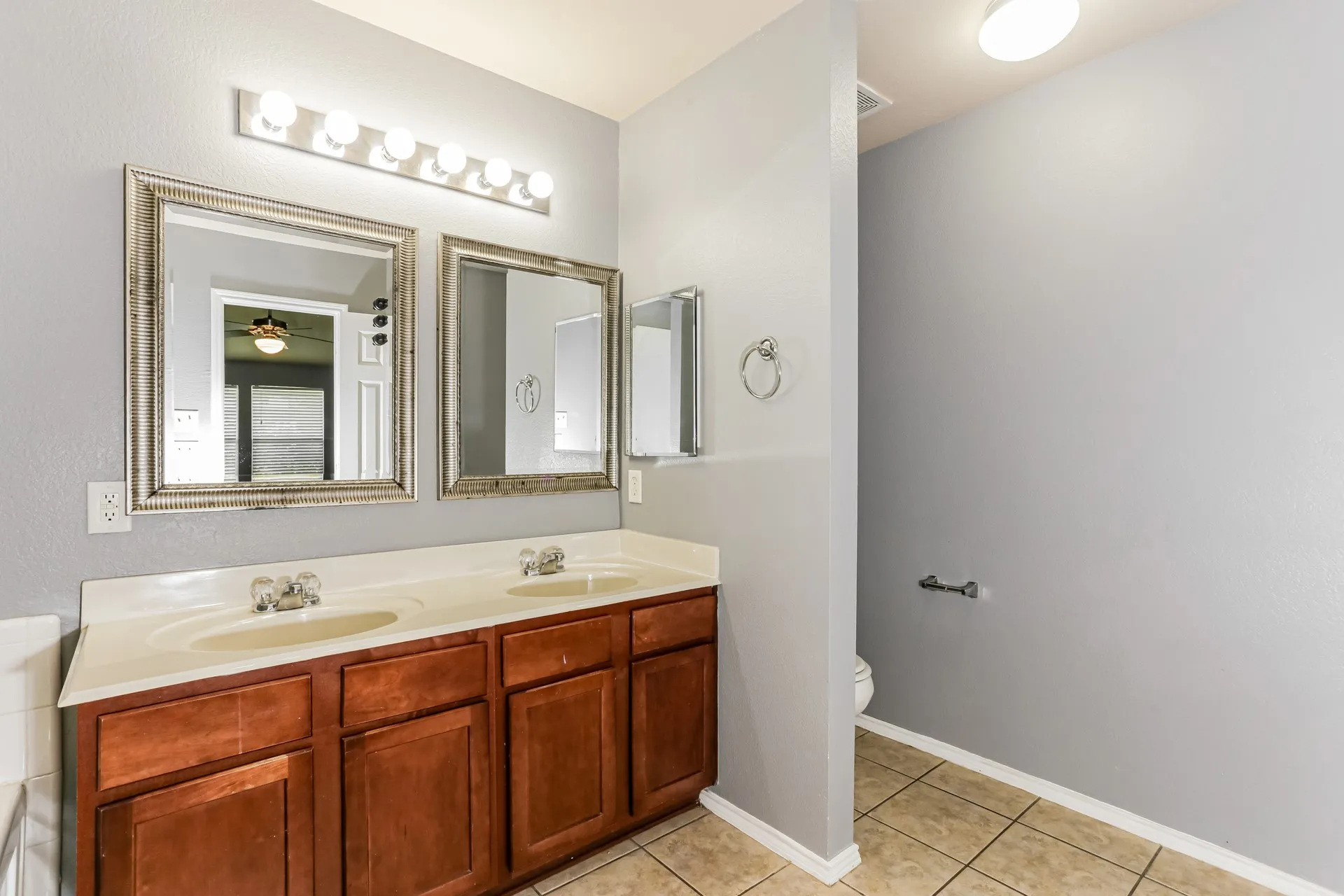 Single Family Residence For Sale in Tarrant County , 9233 Monument Court, Fort Worth, Texas 76244, 4 Bedroom, 3 Bathroom, 2 Garage spaces, 2,708 Sqft, built in 2005, mls#21310999, Real Estate Agent in Fort Worth, Homes For Sale in Tarrant county, Homes For Sale in Fort Worth, Realtor in Fort Worth Texas, Real Estate Brokerage Independent Realty Texas, Luminita Cordes Realtor