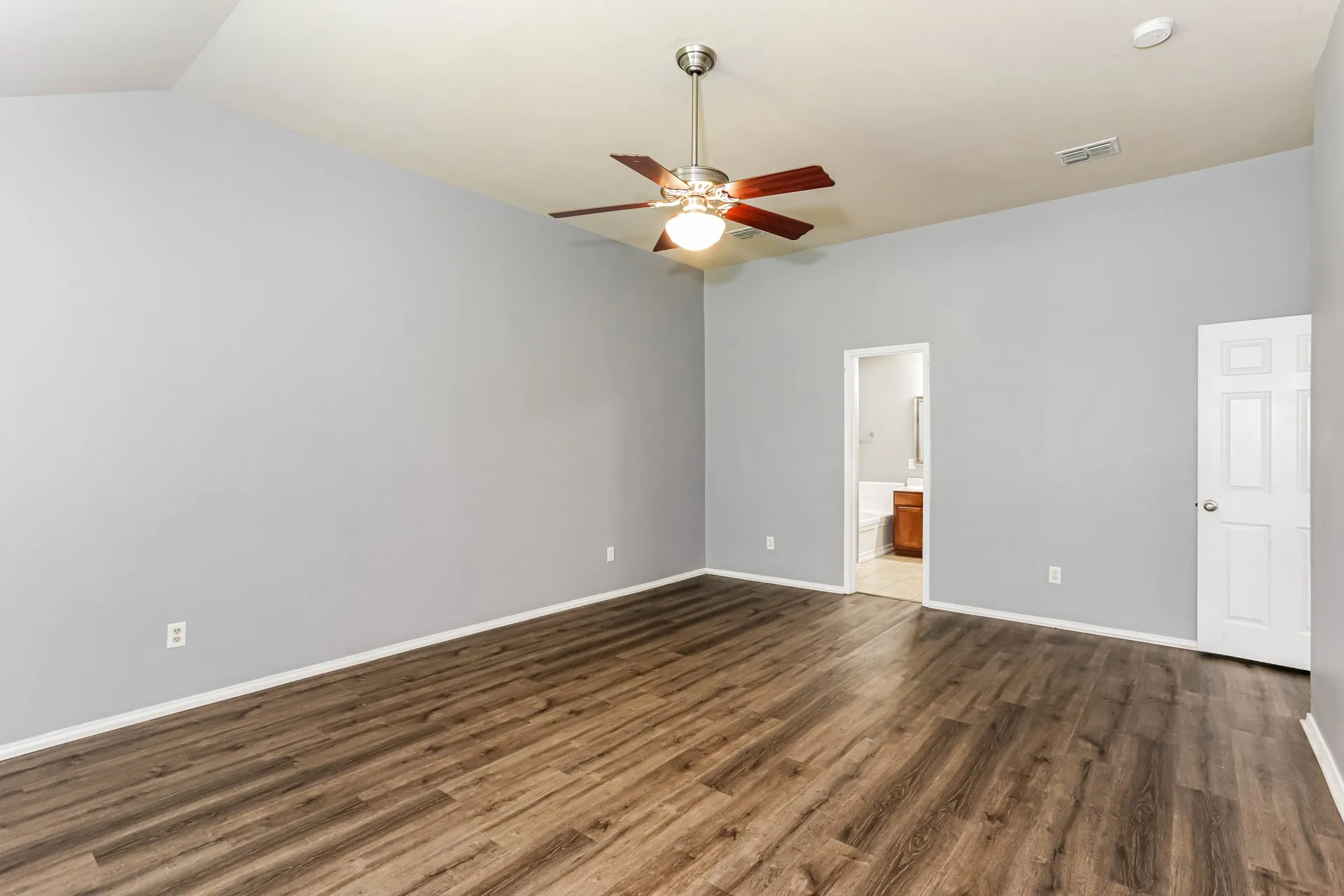 Single Family Residence For Sale in Tarrant County , 9233 Monument Court, Fort Worth, Texas 76244, 4 Bedroom, 3 Bathroom, 2 Garage spaces, 2,708 Sqft, built in 2005, mls#21310999, Real Estate Agent in Fort Worth, Homes For Sale in Tarrant county, Homes For Sale in Fort Worth, Realtor in Fort Worth Texas, Real Estate Brokerage Independent Realty Texas, Luminita Cordes Realtor