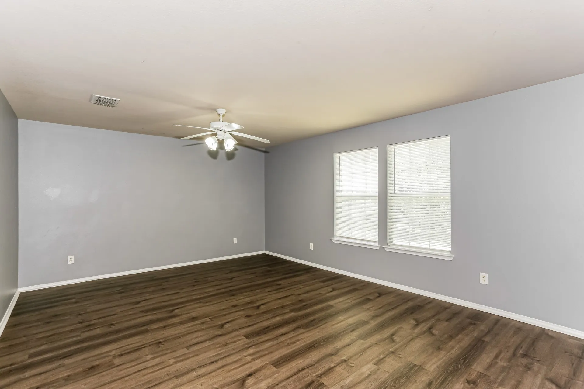 Single Family Residence For Sale in Tarrant County , 9233 Monument Court, Fort Worth, Texas 76244, 4 Bedroom, 3 Bathroom, 2 Garage spaces, 2,708 Sqft, built in 2005, mls#21310999, Real Estate Agent in Fort Worth, Homes For Sale in Tarrant county, Homes For Sale in Fort Worth, Realtor in Fort Worth Texas, Real Estate Brokerage Independent Realty Texas, Luminita Cordes Realtor