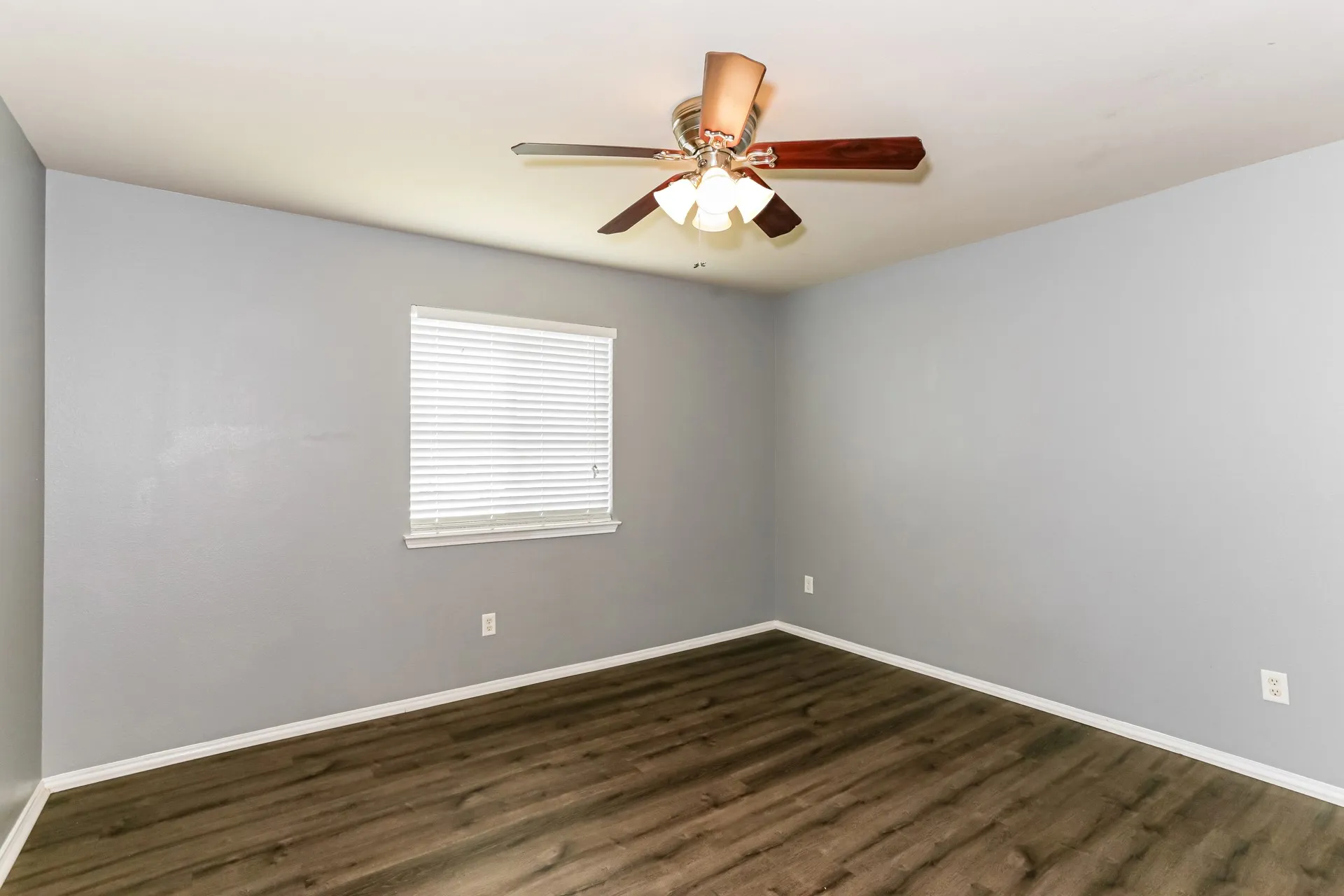 Single Family Residence For Sale in Tarrant County , 9233 Monument Court, Fort Worth, Texas 76244, 4 Bedroom, 3 Bathroom, 2 Garage spaces, 2,708 Sqft, built in 2005, mls#21310999, Real Estate Agent in Fort Worth, Homes For Sale in Tarrant county, Homes For Sale in Fort Worth, Realtor in Fort Worth Texas, Real Estate Brokerage Independent Realty Texas, Luminita Cordes Realtor