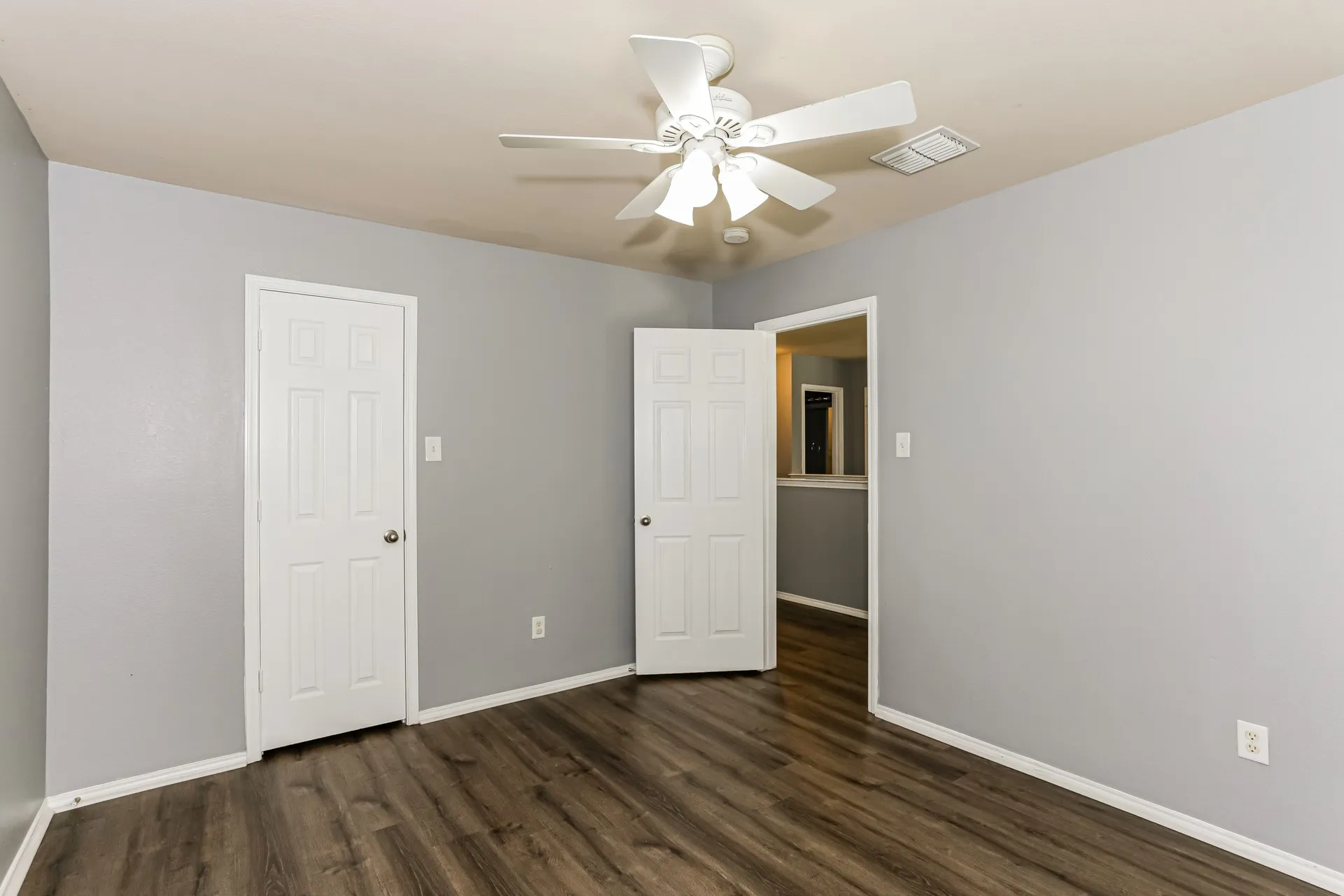 Single Family Residence For Sale in Tarrant County , 9233 Monument Court, Fort Worth, Texas 76244, 4 Bedroom, 3 Bathroom, 2 Garage spaces, 2,708 Sqft, built in 2005, mls#21310999, Real Estate Agent in Fort Worth, Homes For Sale in Tarrant county, Homes For Sale in Fort Worth, Realtor in Fort Worth Texas, Real Estate Brokerage Independent Realty Texas, Luminita Cordes Realtor