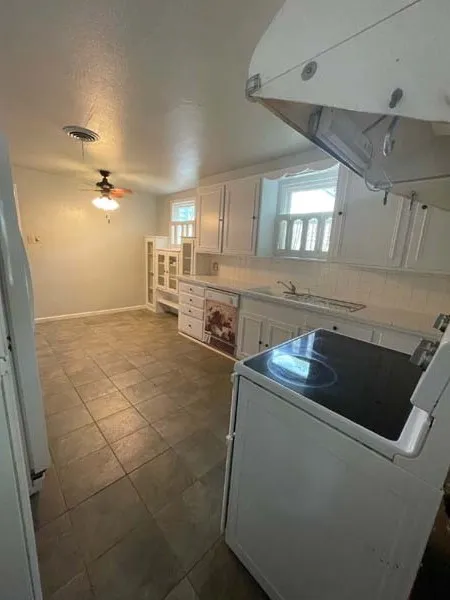 Single Family Residence For Sale in Ellis County , 700 N Dallas Street, Ennis, Texas 75119, 4 Bedroom, 3 Bathroom, Garage spaces, 1,797 Sqft, built in 1900, mls#21318404, Real Estate Agent in Ennis, Homes For Sale in Ellis county, Homes For Sale in Ennis, Realtor in Ennis Texas, Real Estate Brokerage Independent Realty Texas, Luminita Cordes Realtor