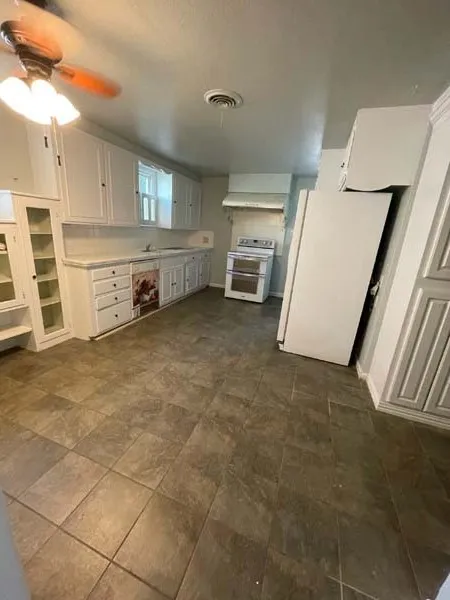 Single Family Residence For Sale in Ellis County , 700 N Dallas Street, Ennis, Texas 75119, 4 Bedroom, 3 Bathroom, Garage spaces, 1,797 Sqft, built in 1900, mls#21318404, Real Estate Agent in Ennis, Homes For Sale in Ellis county, Homes For Sale in Ennis, Realtor in Ennis Texas, Real Estate Brokerage Independent Realty Texas, Luminita Cordes Realtor