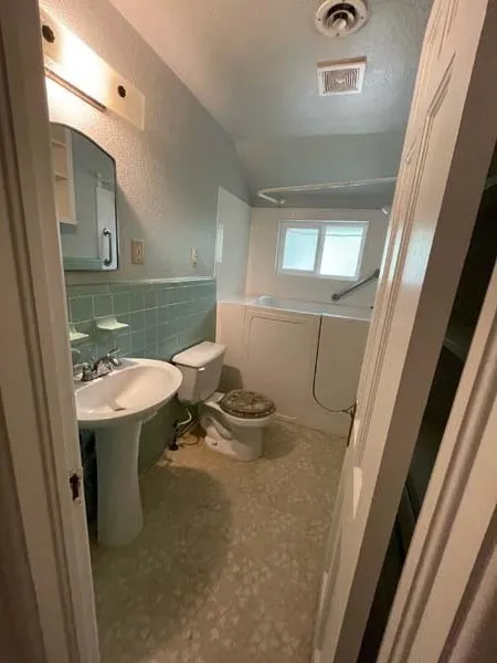 Single Family Residence For Sale in Ellis County , 700 N Dallas Street, Ennis, Texas 75119, 4 Bedroom, 3 Bathroom, Garage spaces, 1,797 Sqft, built in 1900, mls#21318404, Real Estate Agent in Ennis, Homes For Sale in Ellis county, Homes For Sale in Ennis, Realtor in Ennis Texas, Real Estate Brokerage Independent Realty Texas, Luminita Cordes Realtor
