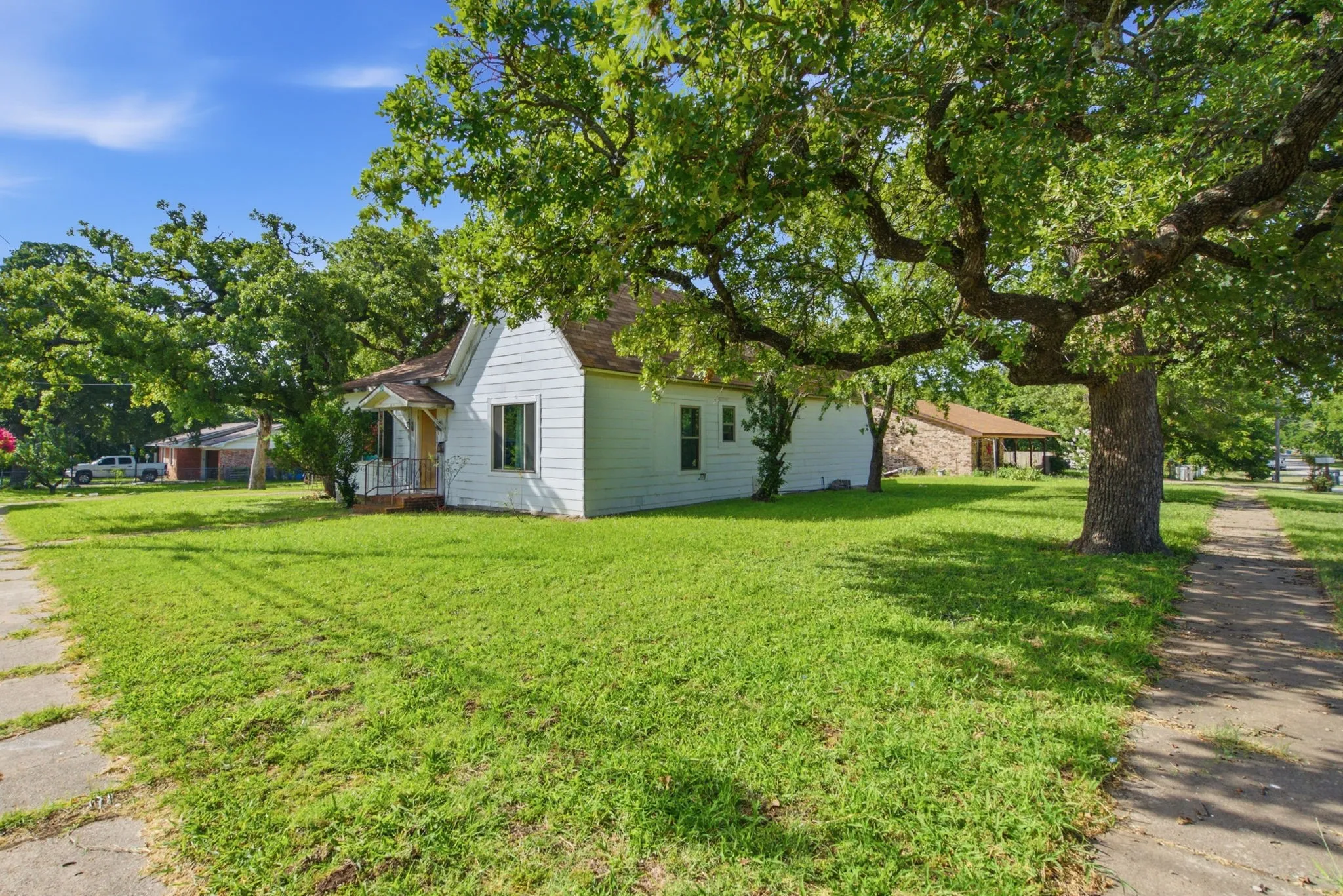 Single Family Residence For Sale in Comanche County , 324 W Ross Avenue, De Leon, Texas 76444, 2 Bedroom, 2 Bathroom, 2 Garage spaces, 2,084 Sqft, built in 1920, mls#21316777, Real Estate Agent in De Leon, Homes For Sale in Comanche county, Homes For Sale in De Leon, Realtor in De Leon Texas, Real Estate Brokerage Independent Realty Texas, Luminita Cordes Realtor