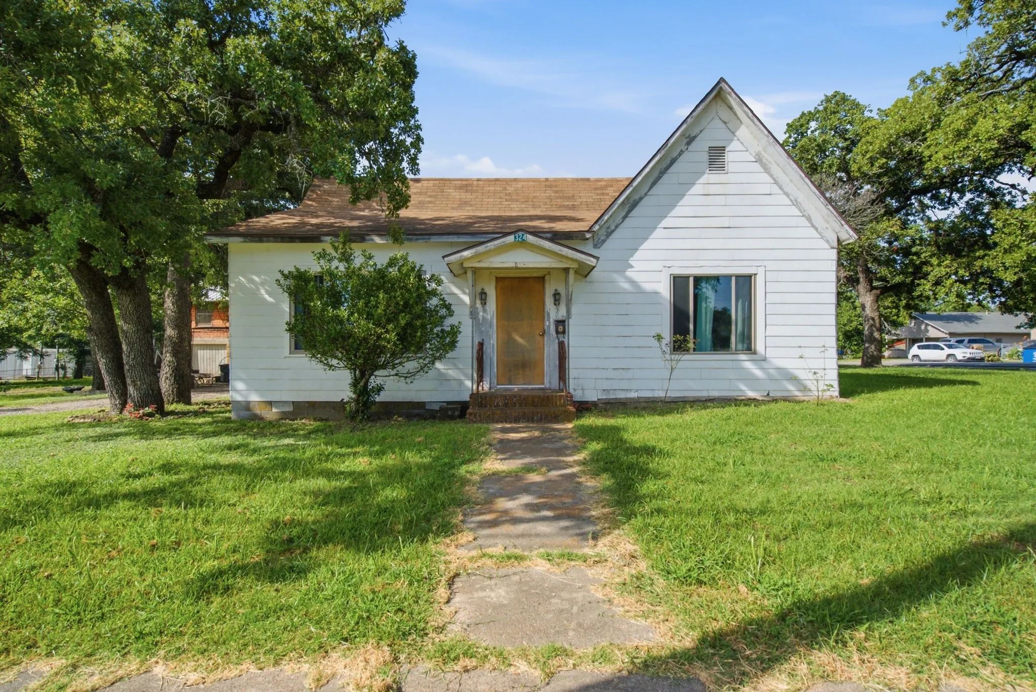 Single Family Residence For Sale in Comanche County , 324 W Ross Avenue, De Leon, Texas 76444, 2 Bedroom, 2 Bathroom, 2 Garage spaces, 2,084 Sqft, built in 1920, mls#21316777, Real Estate Agent in De Leon, Homes For Sale in Comanche county, Homes For Sale in De Leon, Realtor in De Leon Texas, Real Estate Brokerage Independent Realty Texas, Luminita Cordes Realtor