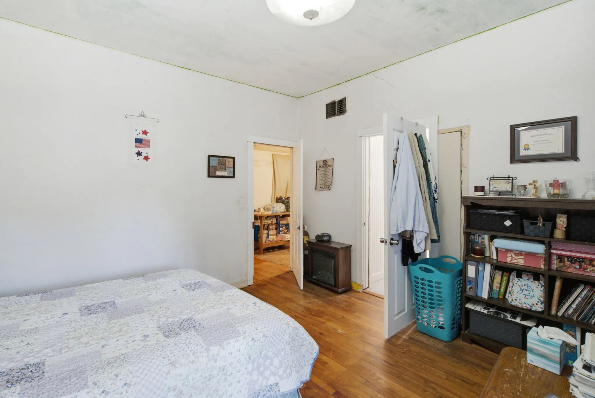 Single Family Residence For Sale in Comanche County , 324 W Ross Avenue, De Leon, Texas 76444, 2 Bedroom, 2 Bathroom, 2 Garage spaces, 2,084 Sqft, built in 1920, mls#21316777, Real Estate Agent in De Leon, Homes For Sale in Comanche county, Homes For Sale in De Leon, Realtor in De Leon Texas, Real Estate Brokerage Independent Realty Texas, Luminita Cordes Realtor