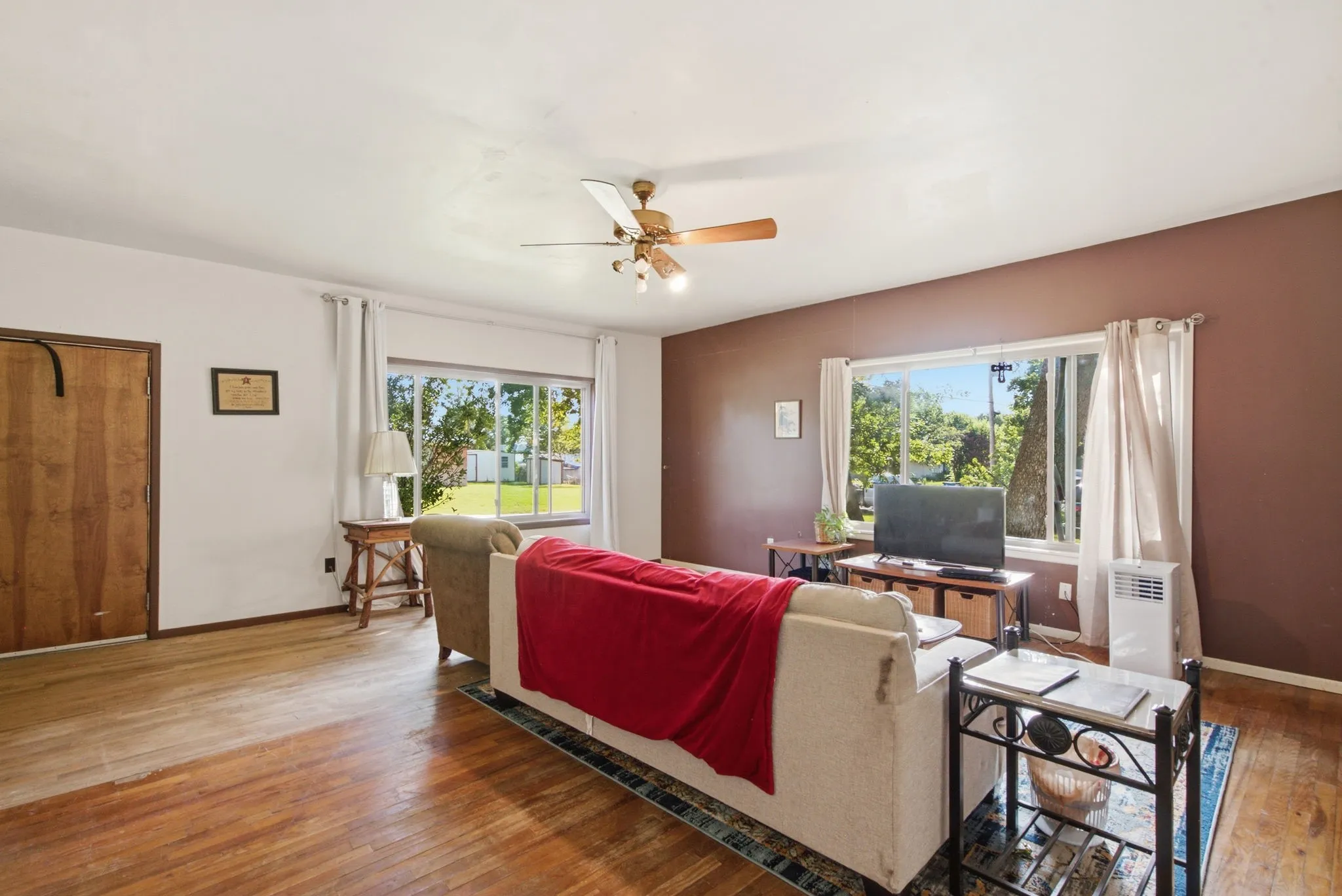 Single Family Residence For Sale in Comanche County , 324 W Ross Avenue, De Leon, Texas 76444, 2 Bedroom, 2 Bathroom, 2 Garage spaces, 2,084 Sqft, built in 1920, mls#21316777, Real Estate Agent in De Leon, Homes For Sale in Comanche county, Homes For Sale in De Leon, Realtor in De Leon Texas, Real Estate Brokerage Independent Realty Texas, Luminita Cordes Realtor