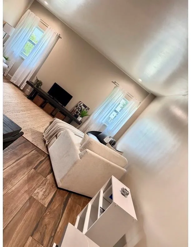 Condominium For Sale in Dallas County , 6211 W Northwest Highway G224, Dallas, Texas 75225, 1 Bedroom, 1 Bathroom, 1 Garage spaces, 721 Sqft, built in 1966, mls#21318371, Real Estate Agent in Dallas, Homes For Sale in Dallas county, Homes For Sale in Dallas, Realtor in Dallas Texas, Real Estate Brokerage Independent Realty Texas, Luminita Cordes Realtor