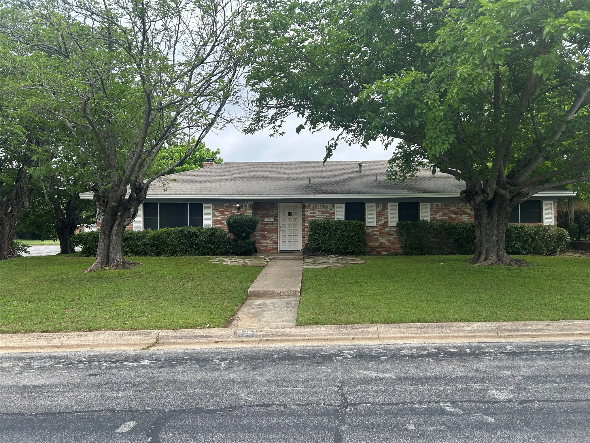 Single Family Residence For Sale in Tarrant County , 236 Hallbrook Drive, Fort Worth, Texas 76134, 3 Bedroom, 2 Bathroom, 2 Garage spaces, 1,851 Sqft, built in 1961, mls#21309955, Real Estate Agent in Fort Worth, Homes For Sale in Tarrant county, Homes For Sale in Fort Worth, Realtor in Fort Worth Texas, Real Estate Brokerage Independent Realty Texas, Luminita Cordes Realtor