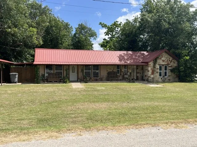 Single Family Residence For Sale in Hamilton County , 208 E 3rd Street, Hico, Texas 76457, 3 Bedroom, 1 Bathroom, Garage spaces, 1,653 Sqft, built in 1945, mls#21318434, Real Estate Agent in Hico, Homes For Sale in Hamilton county, Homes For Sale in Hico, Realtor in Hico Texas, Real Estate Brokerage Independent Realty Texas, Luminita Cordes Realtor