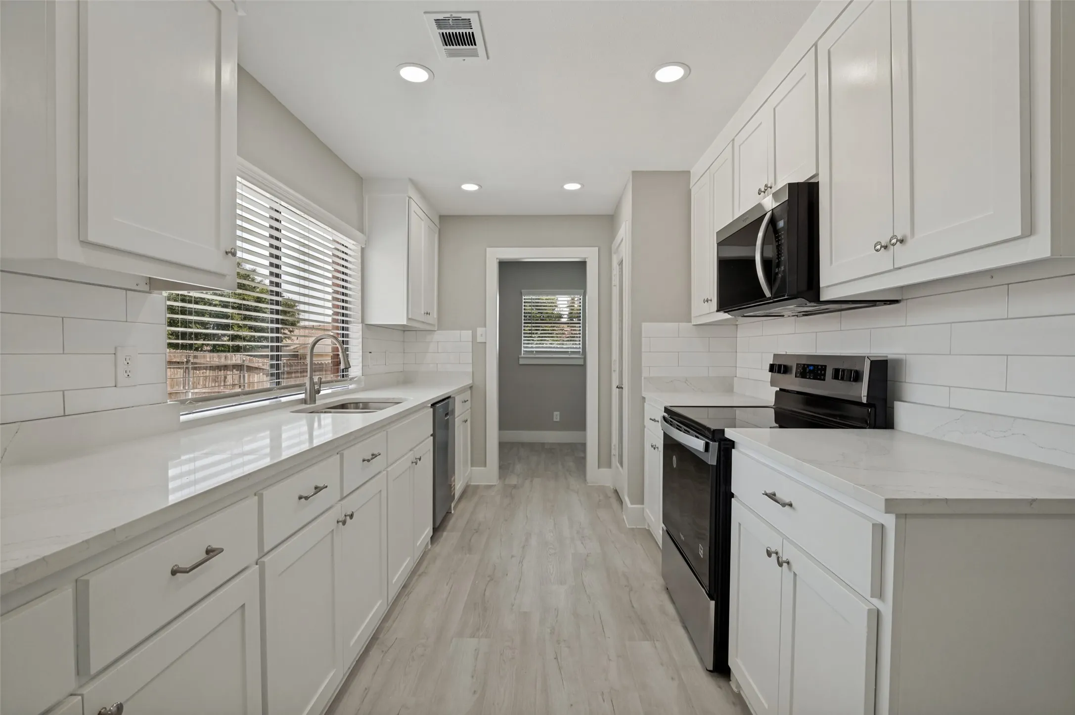 Single Family Residence For Sale in Dallas County , 7334 Oakmore Drive, Dallas, Texas 75249, 4 Bedroom, 2 Bathroom, 2 Garage spaces, 2,083 Sqft, built in 1979, mls#21301922, Real Estate Agent in Dallas, Homes For Sale in Dallas county, Homes For Sale in Dallas, Realtor in Dallas Texas, Real Estate Brokerage Independent Realty Texas, Luminita Cordes Realtor