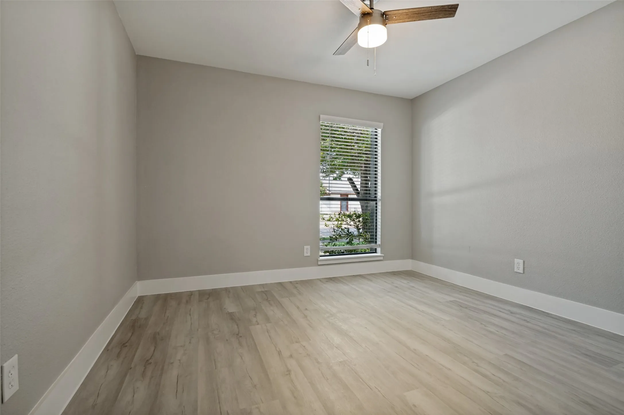Single Family Residence For Sale in Dallas County , 7334 Oakmore Drive, Dallas, Texas 75249, 4 Bedroom, 2 Bathroom, 2 Garage spaces, 2,083 Sqft, built in 1979, mls#21301922, Real Estate Agent in Dallas, Homes For Sale in Dallas county, Homes For Sale in Dallas, Realtor in Dallas Texas, Real Estate Brokerage Independent Realty Texas, Luminita Cordes Realtor