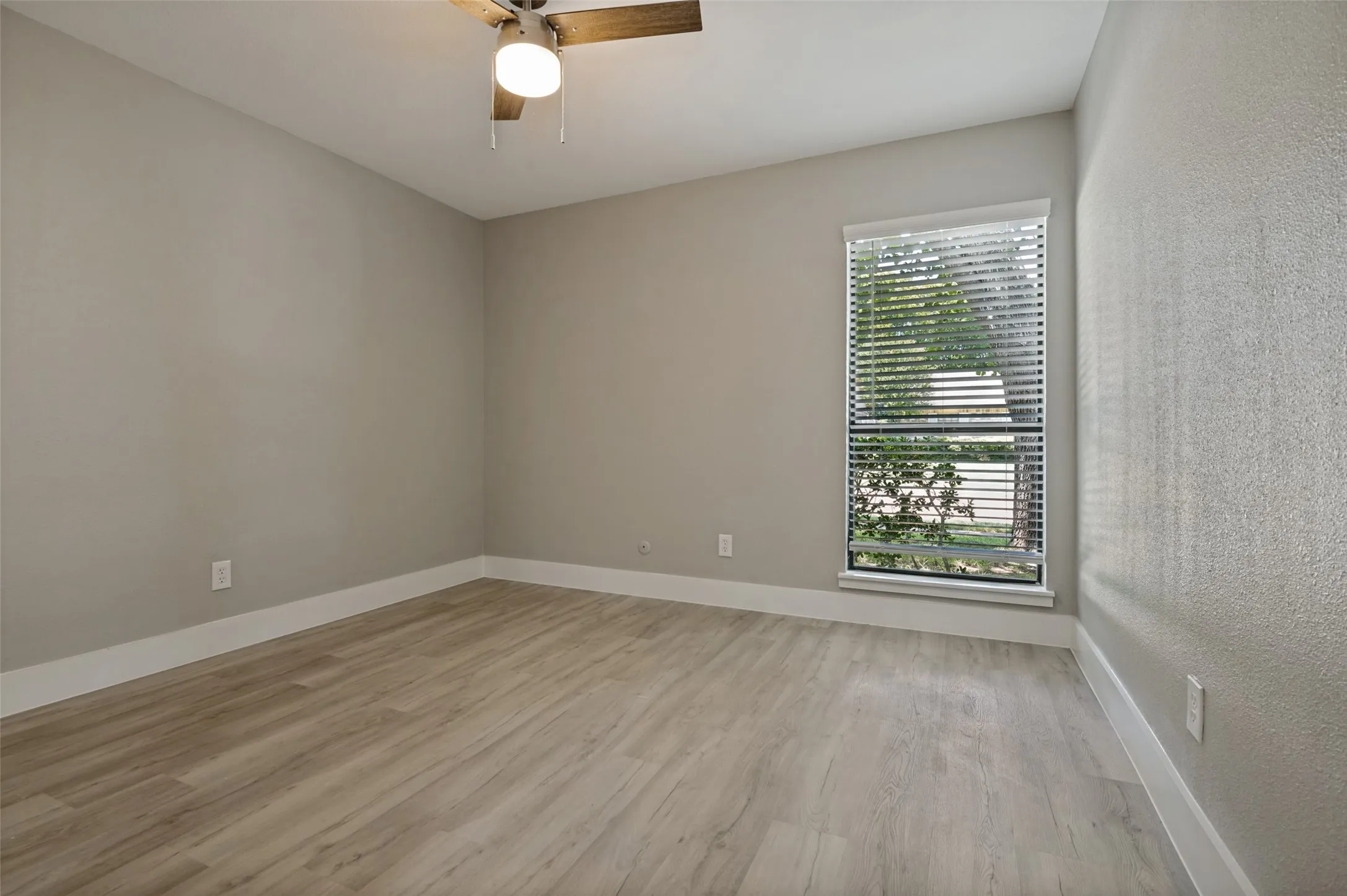 Single Family Residence For Sale in Dallas County , 7334 Oakmore Drive, Dallas, Texas 75249, 4 Bedroom, 2 Bathroom, 2 Garage spaces, 2,083 Sqft, built in 1979, mls#21301922, Real Estate Agent in Dallas, Homes For Sale in Dallas county, Homes For Sale in Dallas, Realtor in Dallas Texas, Real Estate Brokerage Independent Realty Texas, Luminita Cordes Realtor