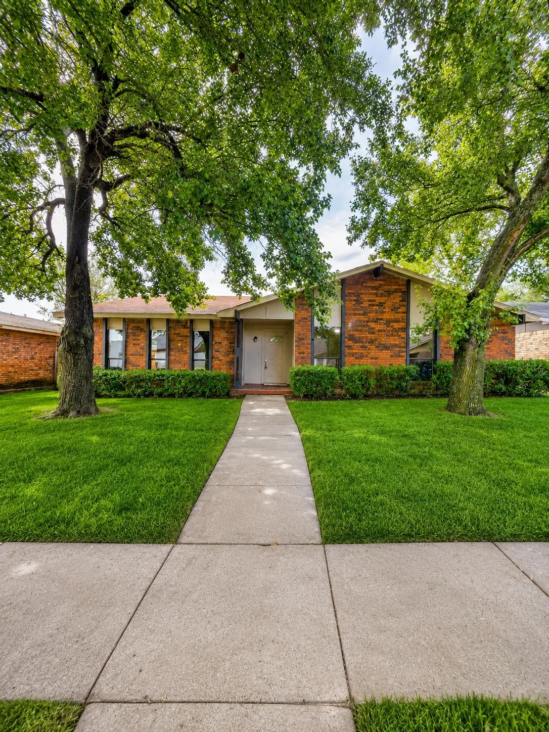 Single Family Residence For Sale in Dallas County , 7334 Oakmore Drive, Dallas, Texas 75249, 4 Bedroom, 2 Bathroom, 2 Garage spaces, 2,083 Sqft, built in 1979, mls#21301922, Real Estate Agent in Dallas, Homes For Sale in Dallas county, Homes For Sale in Dallas, Realtor in Dallas Texas, Real Estate Brokerage Independent Realty Texas, Luminita Cordes Realtor