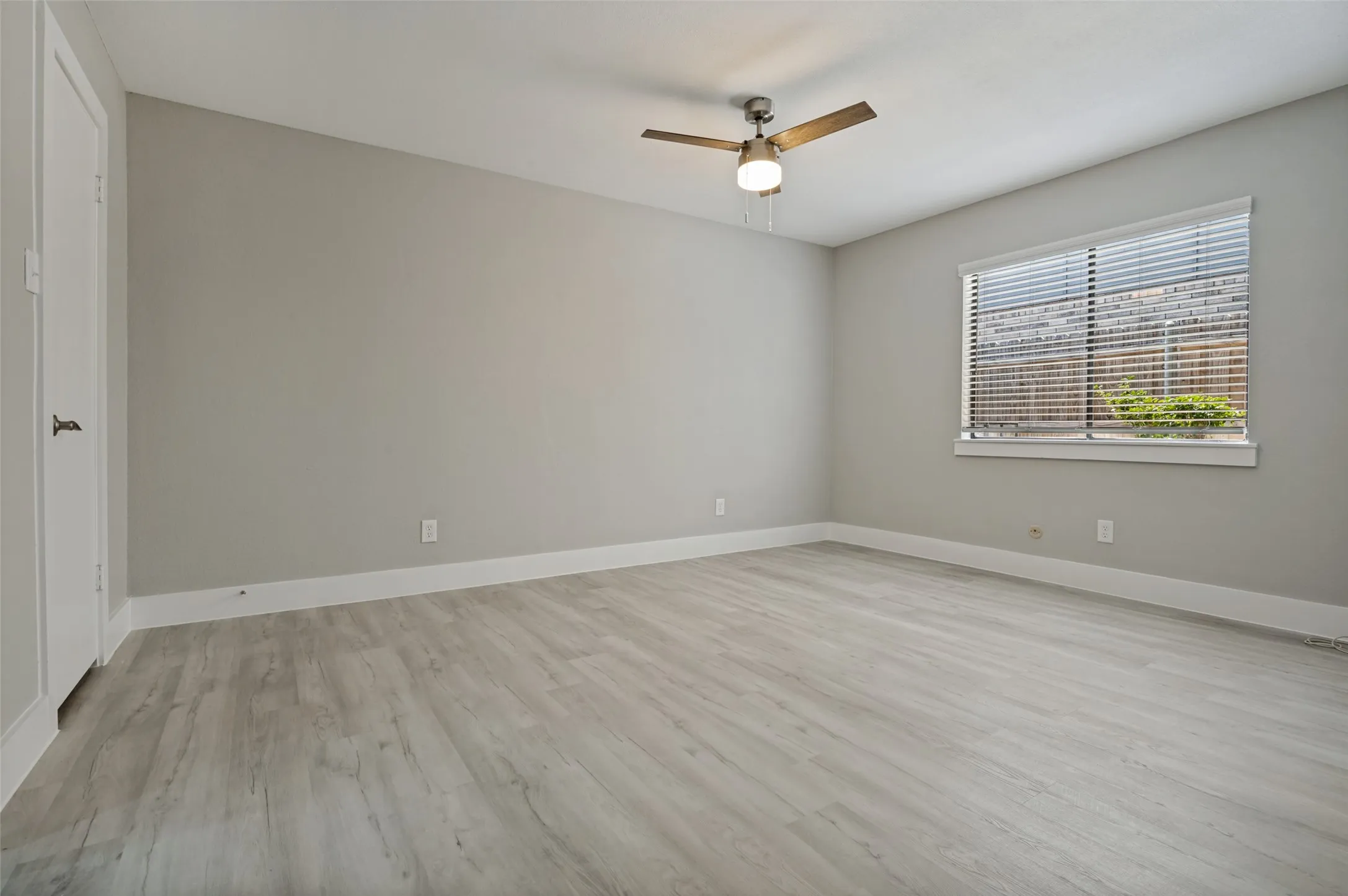 Single Family Residence For Sale in Dallas County , 7334 Oakmore Drive, Dallas, Texas 75249, 4 Bedroom, 2 Bathroom, 2 Garage spaces, 2,083 Sqft, built in 1979, mls#21301922, Real Estate Agent in Dallas, Homes For Sale in Dallas county, Homes For Sale in Dallas, Realtor in Dallas Texas, Real Estate Brokerage Independent Realty Texas, Luminita Cordes Realtor