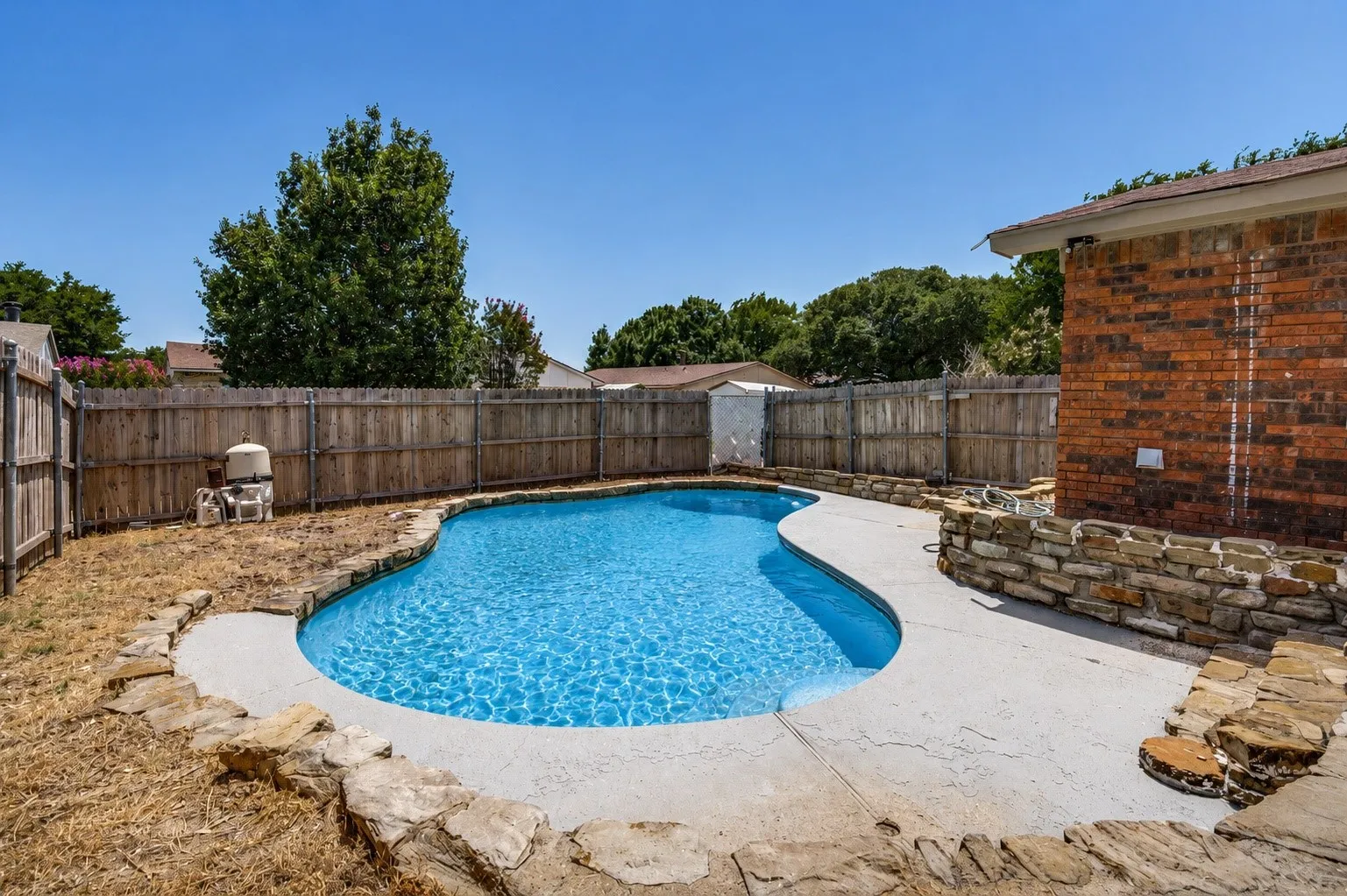 Single Family Residence For Sale in Dallas County , 7334 Oakmore Drive, Dallas, Texas 75249, 4 Bedroom, 2 Bathroom, 2 Garage spaces, 2,083 Sqft, built in 1979, mls#21301922, Real Estate Agent in Dallas, Homes For Sale in Dallas county, Homes For Sale in Dallas, Realtor in Dallas Texas, Real Estate Brokerage Independent Realty Texas, Luminita Cordes Realtor