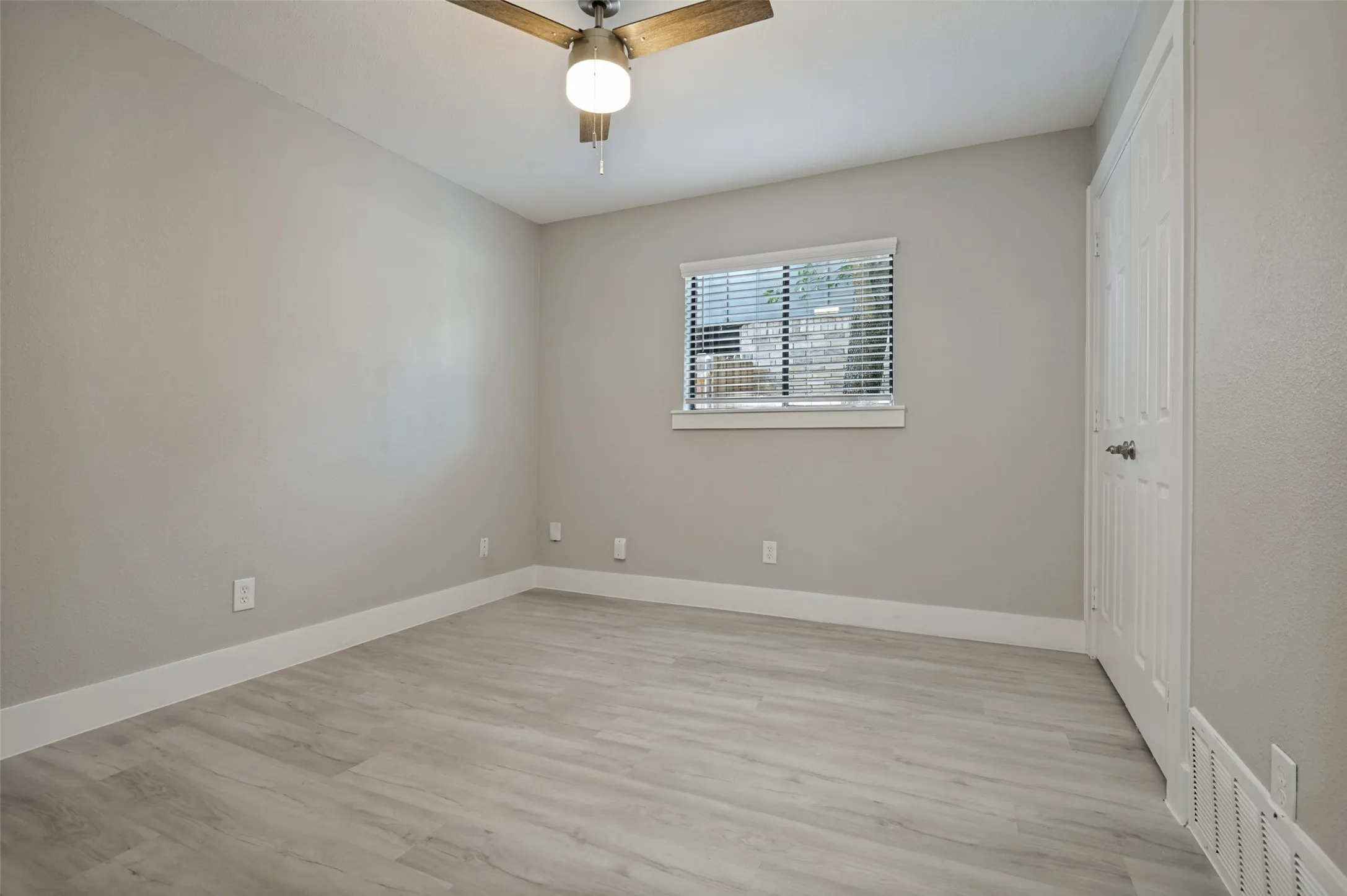 Single Family Residence For Sale in Dallas County , 7334 Oakmore Drive, Dallas, Texas 75249, 4 Bedroom, 2 Bathroom, 2 Garage spaces, 2,083 Sqft, built in 1979, mls#21301922, Real Estate Agent in Dallas, Homes For Sale in Dallas county, Homes For Sale in Dallas, Realtor in Dallas Texas, Real Estate Brokerage Independent Realty Texas, Luminita Cordes Realtor