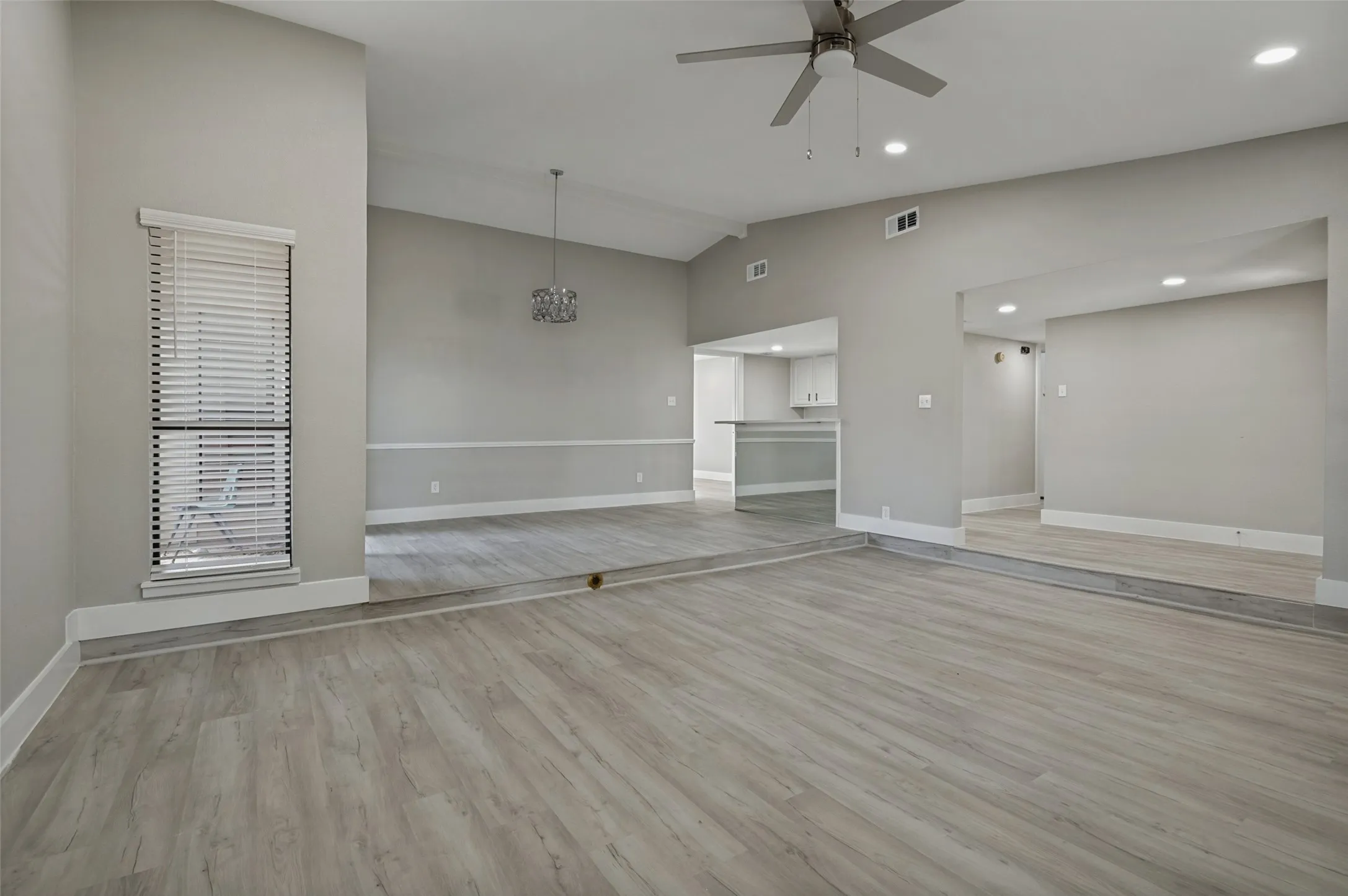 Single Family Residence For Sale in Dallas County , 7334 Oakmore Drive, Dallas, Texas 75249, 4 Bedroom, 2 Bathroom, 2 Garage spaces, 2,083 Sqft, built in 1979, mls#21301922, Real Estate Agent in Dallas, Homes For Sale in Dallas county, Homes For Sale in Dallas, Realtor in Dallas Texas, Real Estate Brokerage Independent Realty Texas, Luminita Cordes Realtor