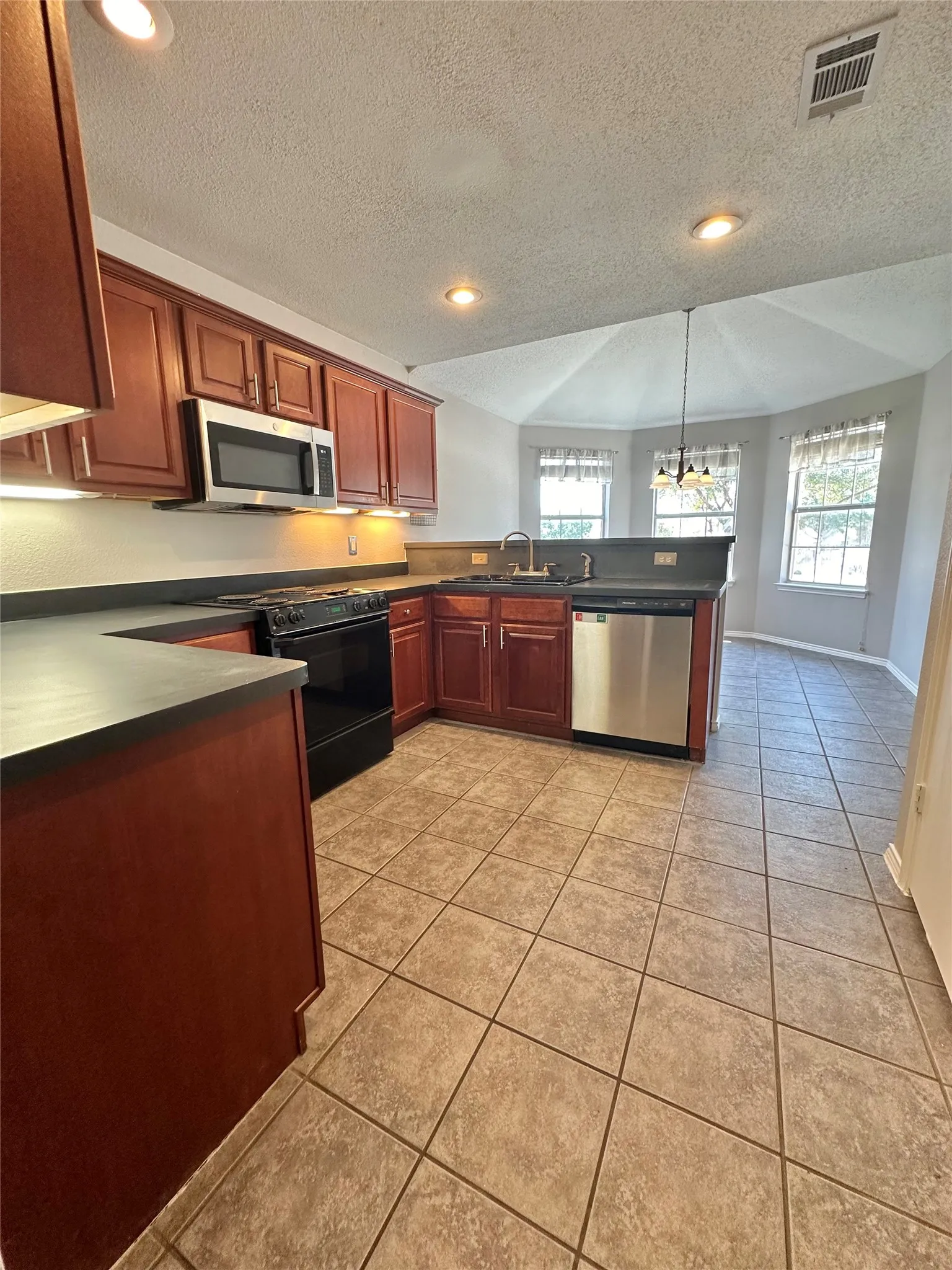 Single Family Residence For Rent in Tarrant County , 4905 Spur Ridge Court, Fort Worth, Texas 76244, 3 Bedroom, 2 Bathroom, 2 Garage spaces, 1,532 Sqft, built in 2002, mls#21318446, Real Estate Agent in Fort Worth, Homes For Rent in Tarrant county, Homes For Rent in Fort Worth, Realtor in Fort Worth Texas, Real Estate Brokerage Independent Realty Texas, Luminita Cordes Realtor